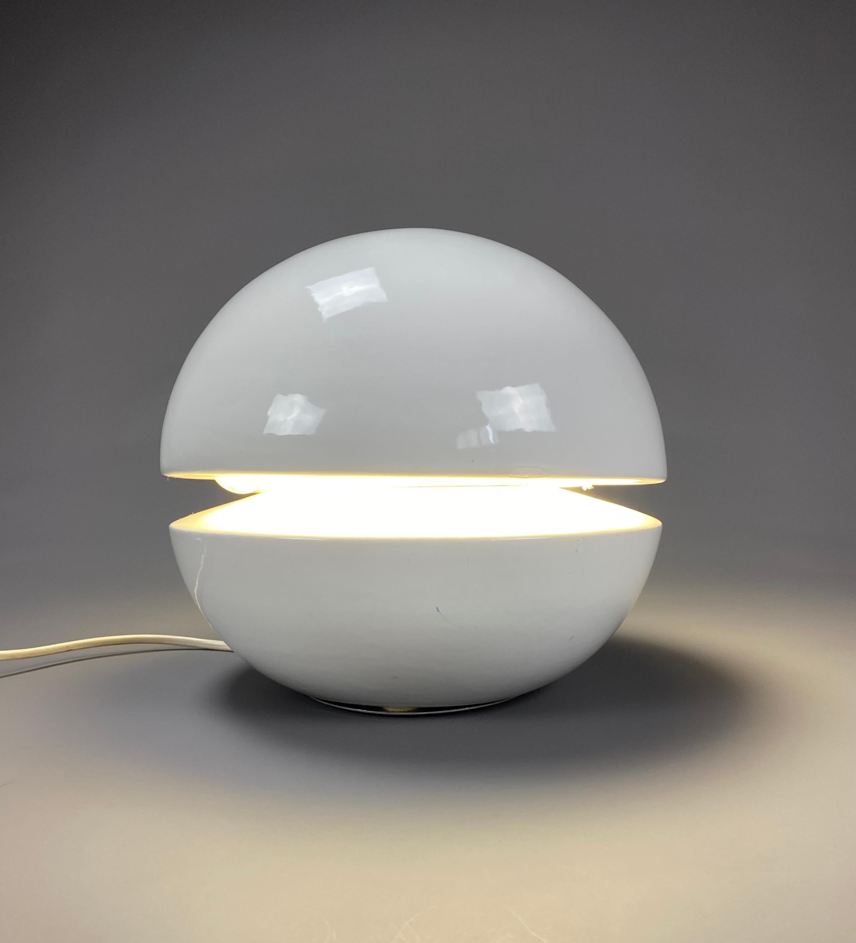 White Ceramic Mid-Century Modern Round Italian Table Lamp For Sale 1