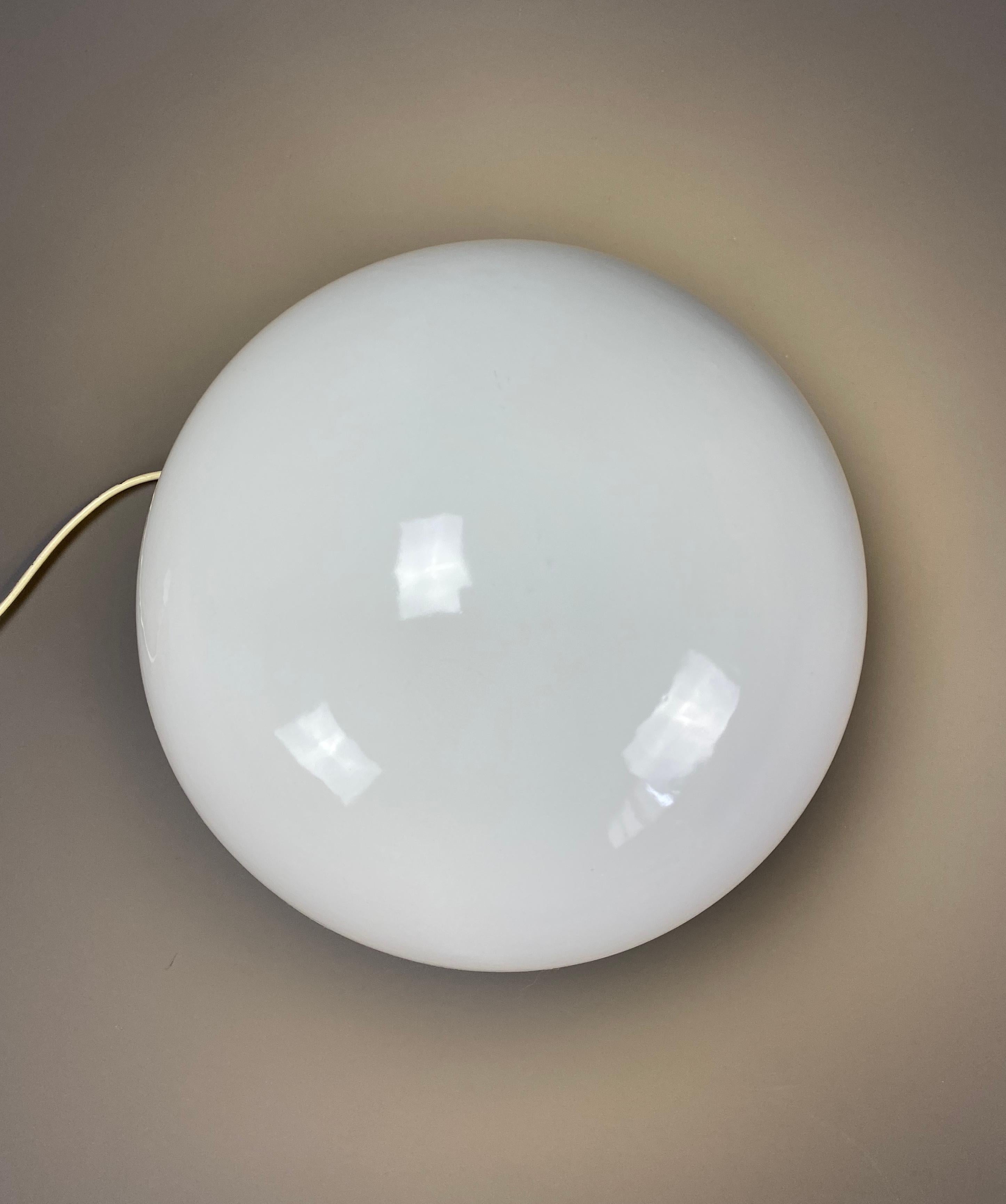 Runde italienische Mid-Century-Modern-Tischlampe aus weißer Keramik im Angebot 1