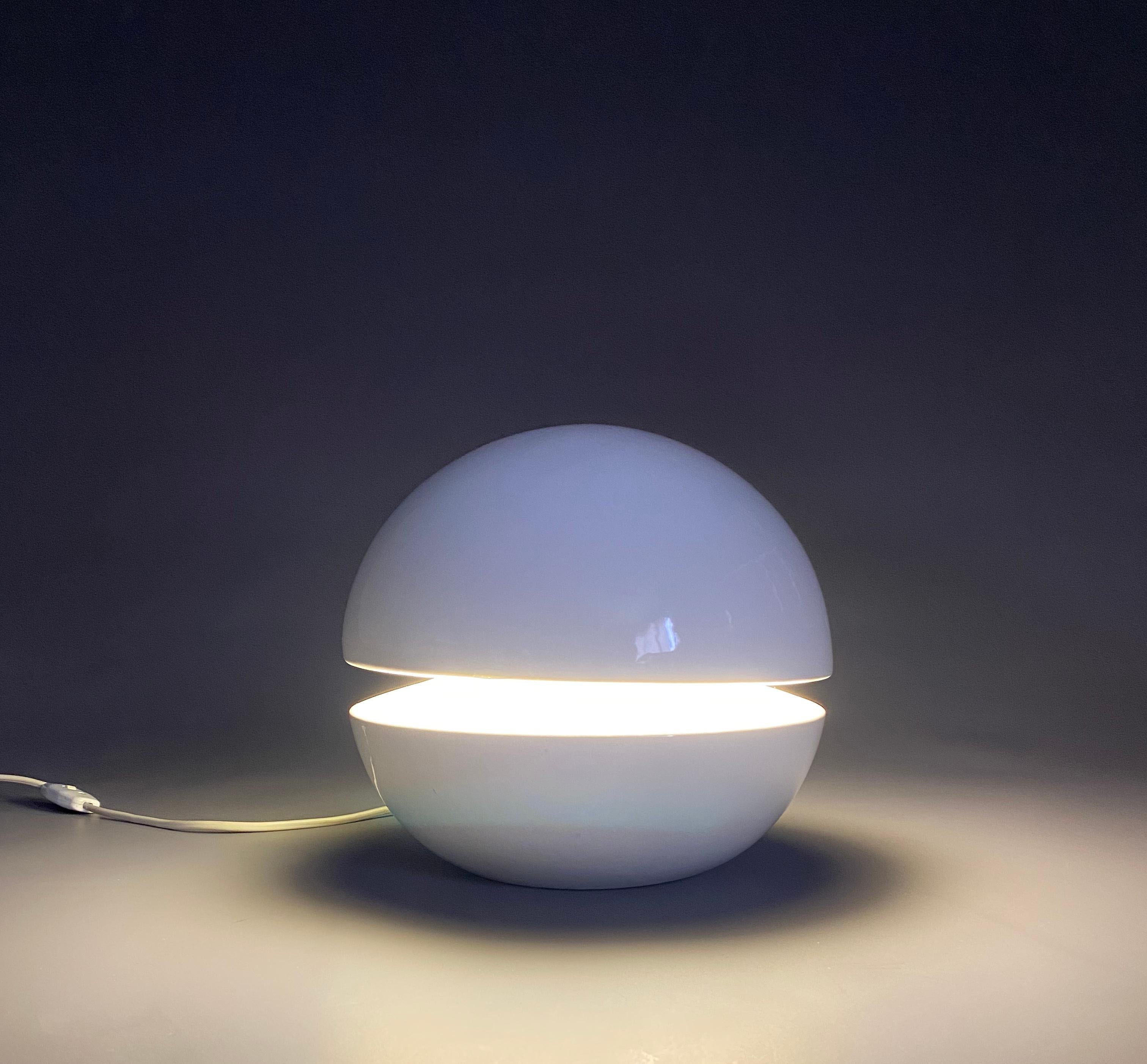 White Ceramic Mid-Century Modern Round Italian Table Lamp For Sale 4