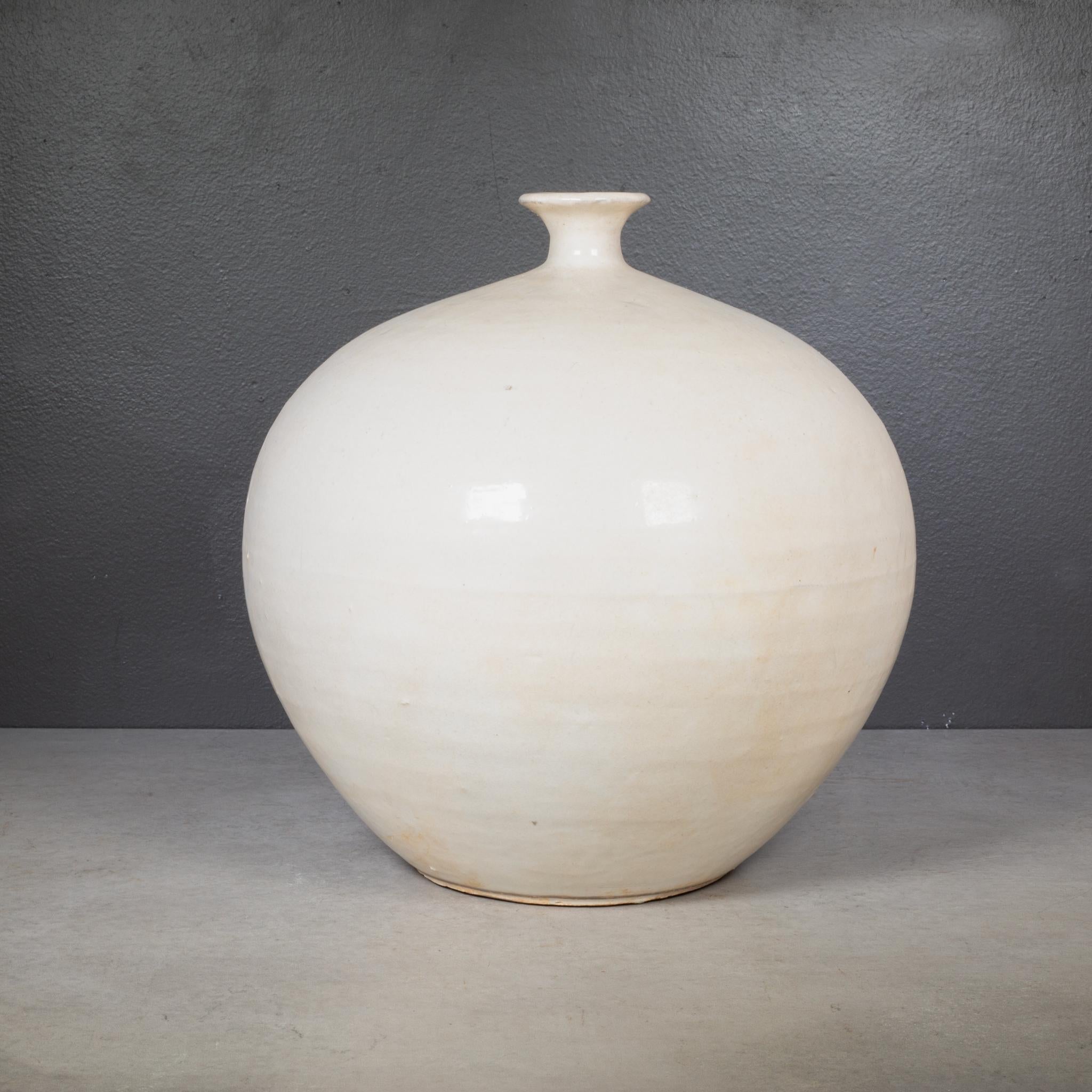 Poterie de lait en céramique blanche Bon état - En vente à San Francisco, CA
