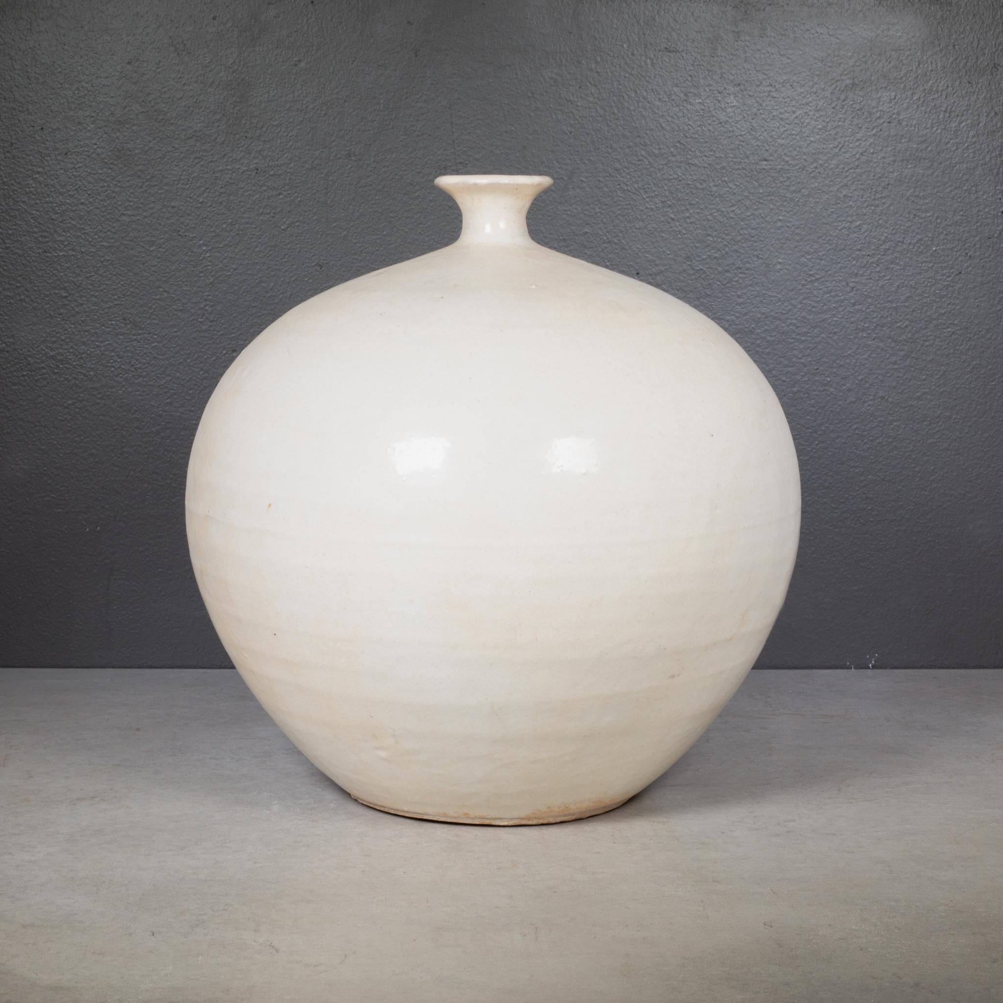 XXIe siècle et contemporain Poterie de lait en céramique blanche en vente