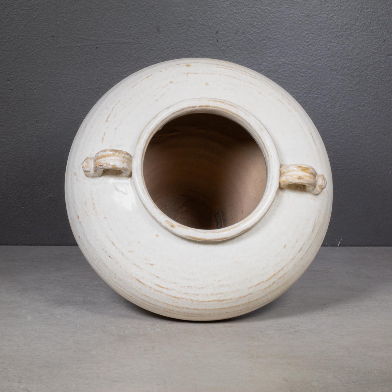Poterie de lait en céramique blanche avec poignées Bon état - En vente à San Francisco, CA