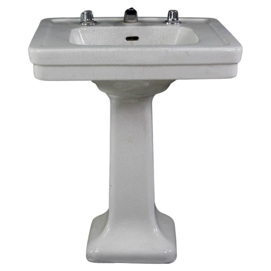 1880s Wide Marble Sink Top with a Circle Bowl Opening For Sale at 1stDibs