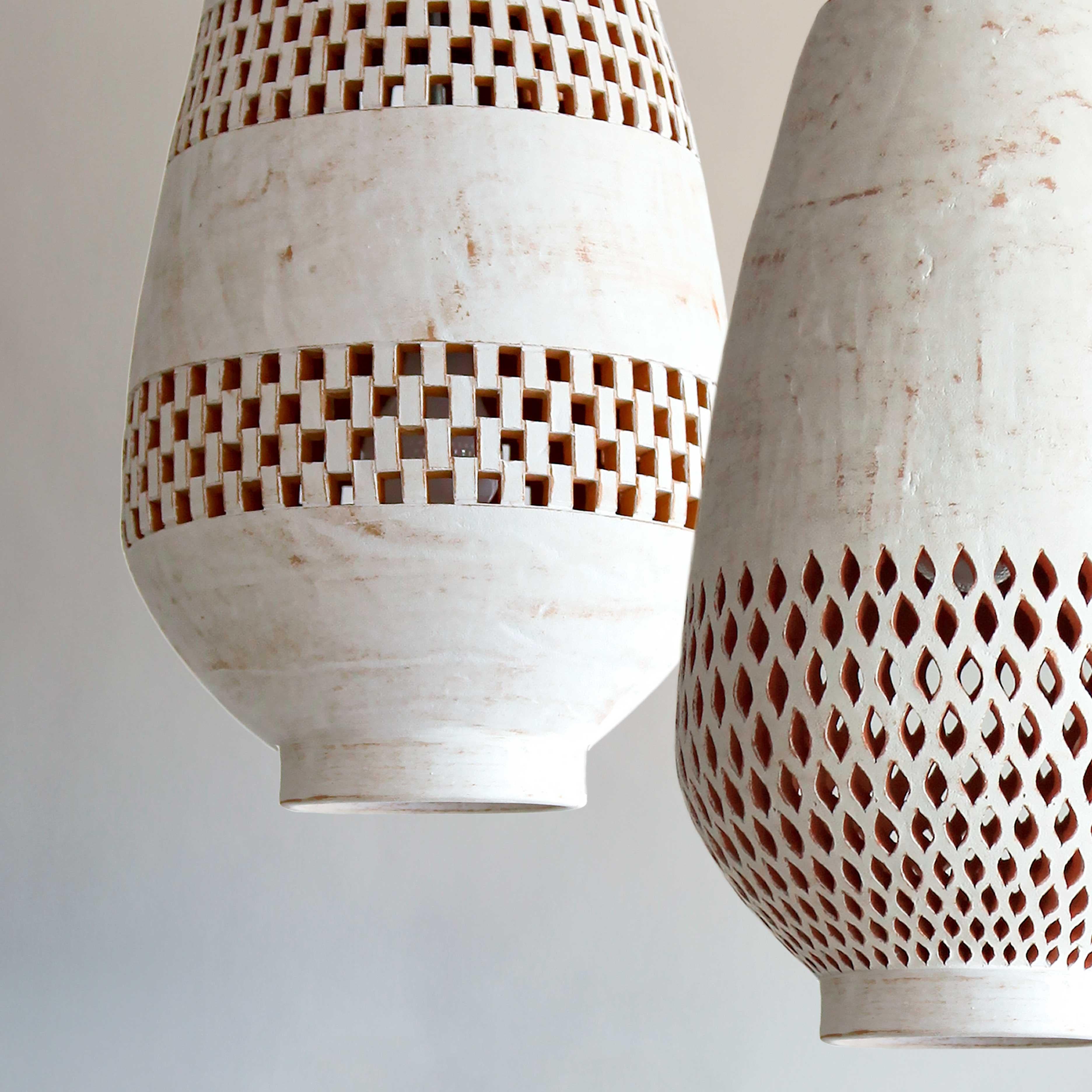 Mexicain Grande lampe à suspension en céramique blanche, laiton brossé, collection Ajedrez Atzompa en vente