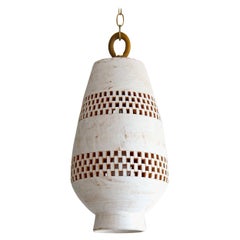 Lampada a sospensione in ceramica bianca XL, bronzo oliato, collezione Ajedrez Atzompa