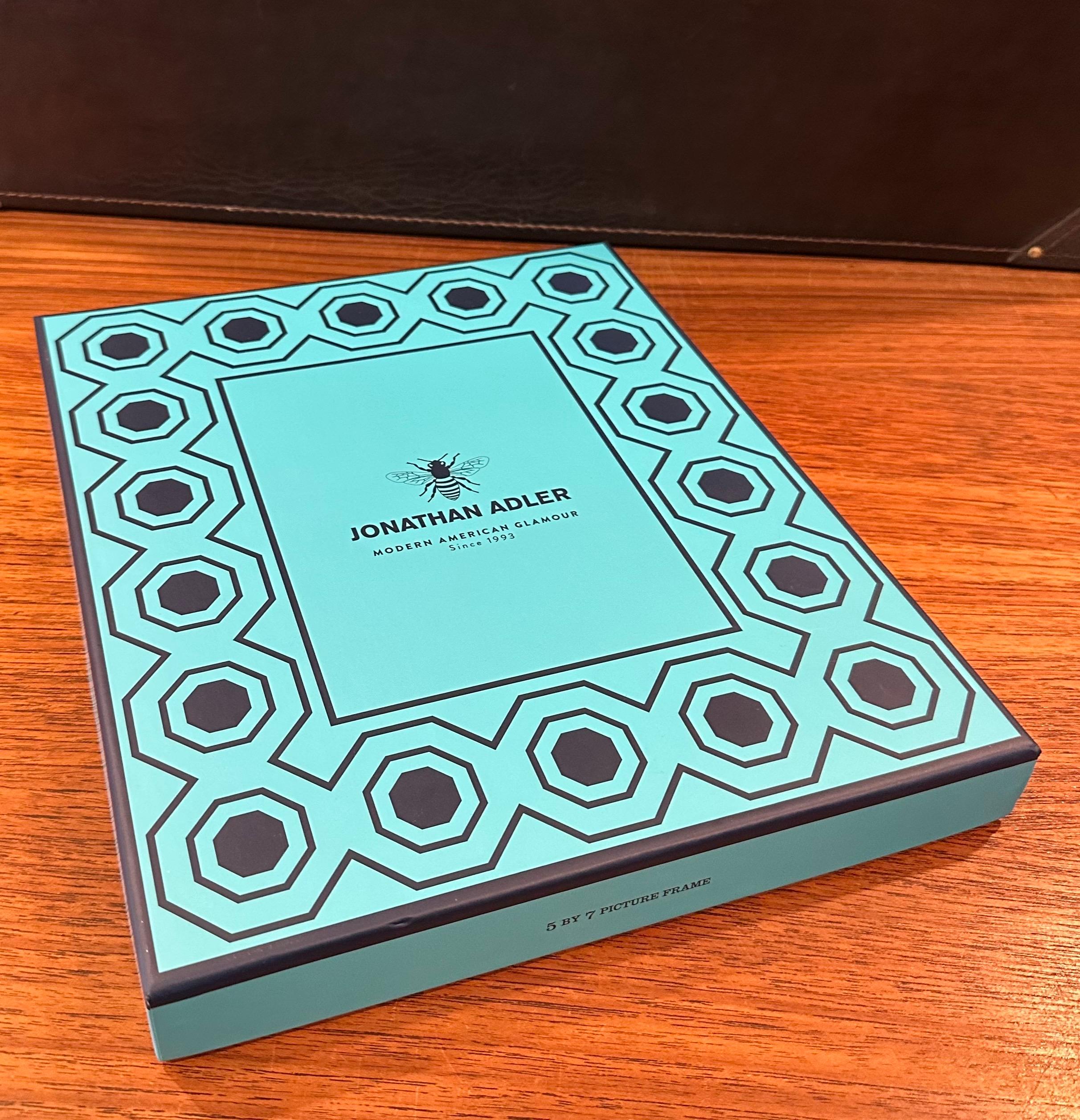 Cadre photo en céramique blanche par Jonathan Adler - New in Box en vente 6