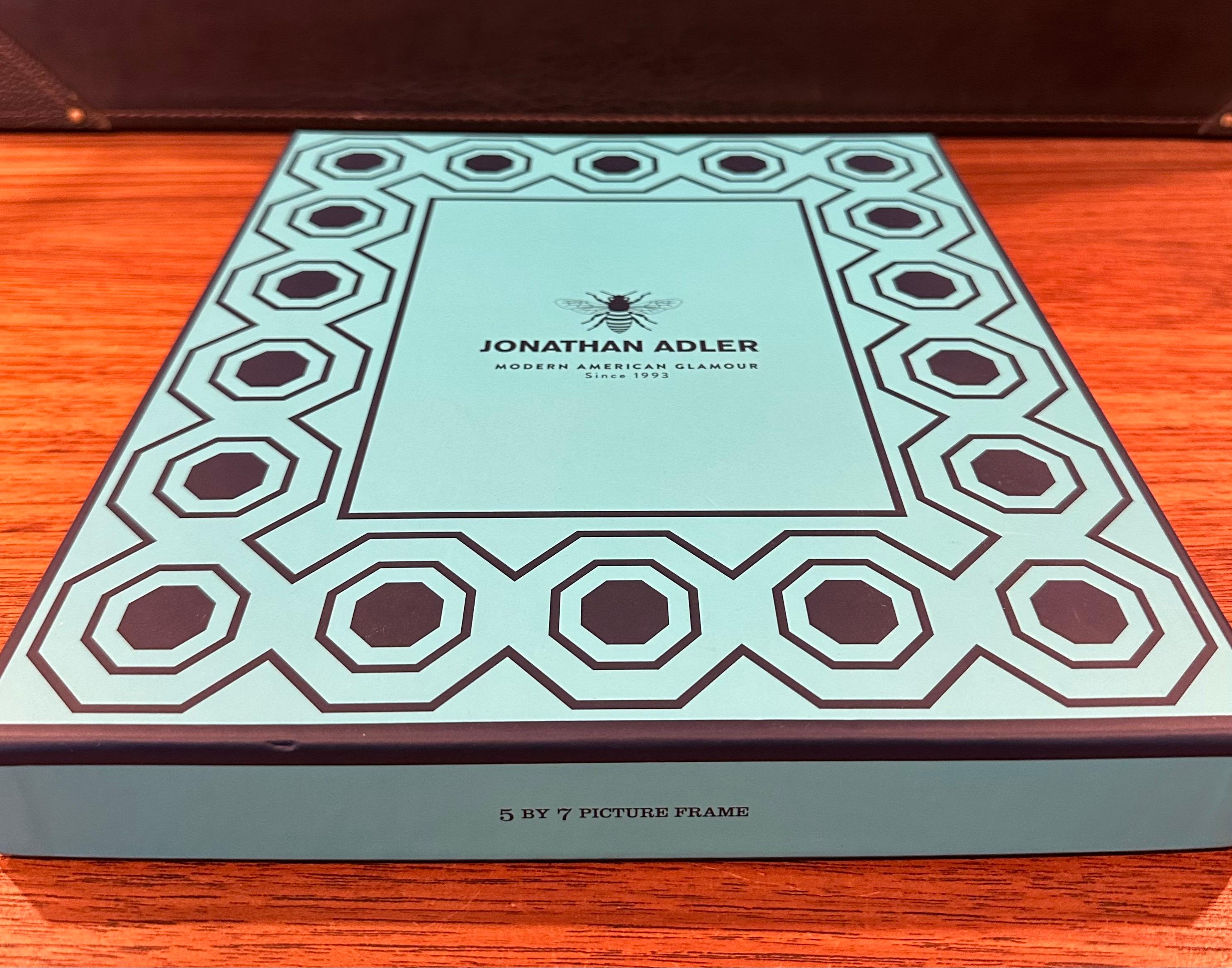 Cadre photo en céramique blanche par Jonathan Adler - New in Box en vente 7