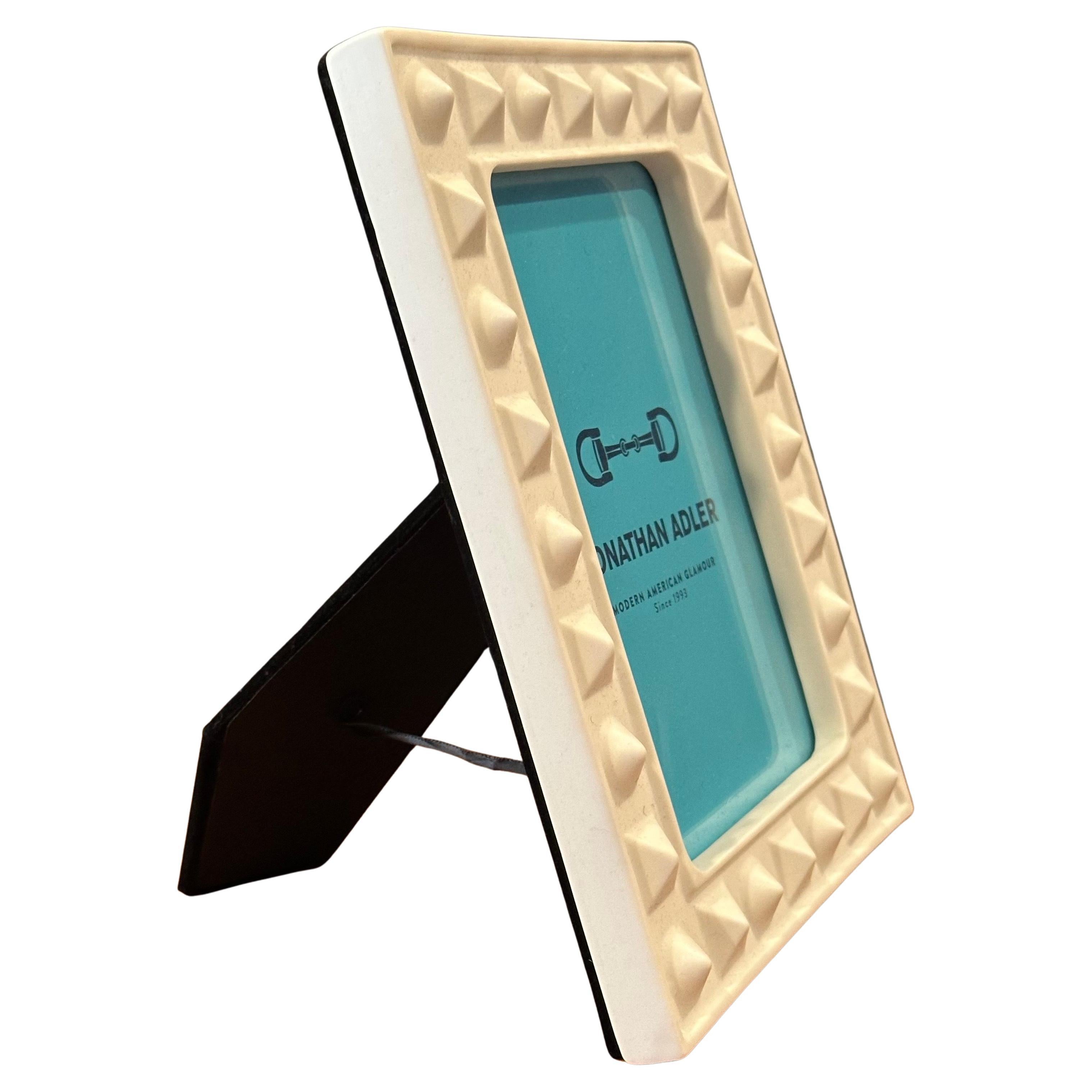 Marco de cerámica blanco de Jonathan Adler - Nuevo en caja en Excelente estado para la venta en San Diego, CA