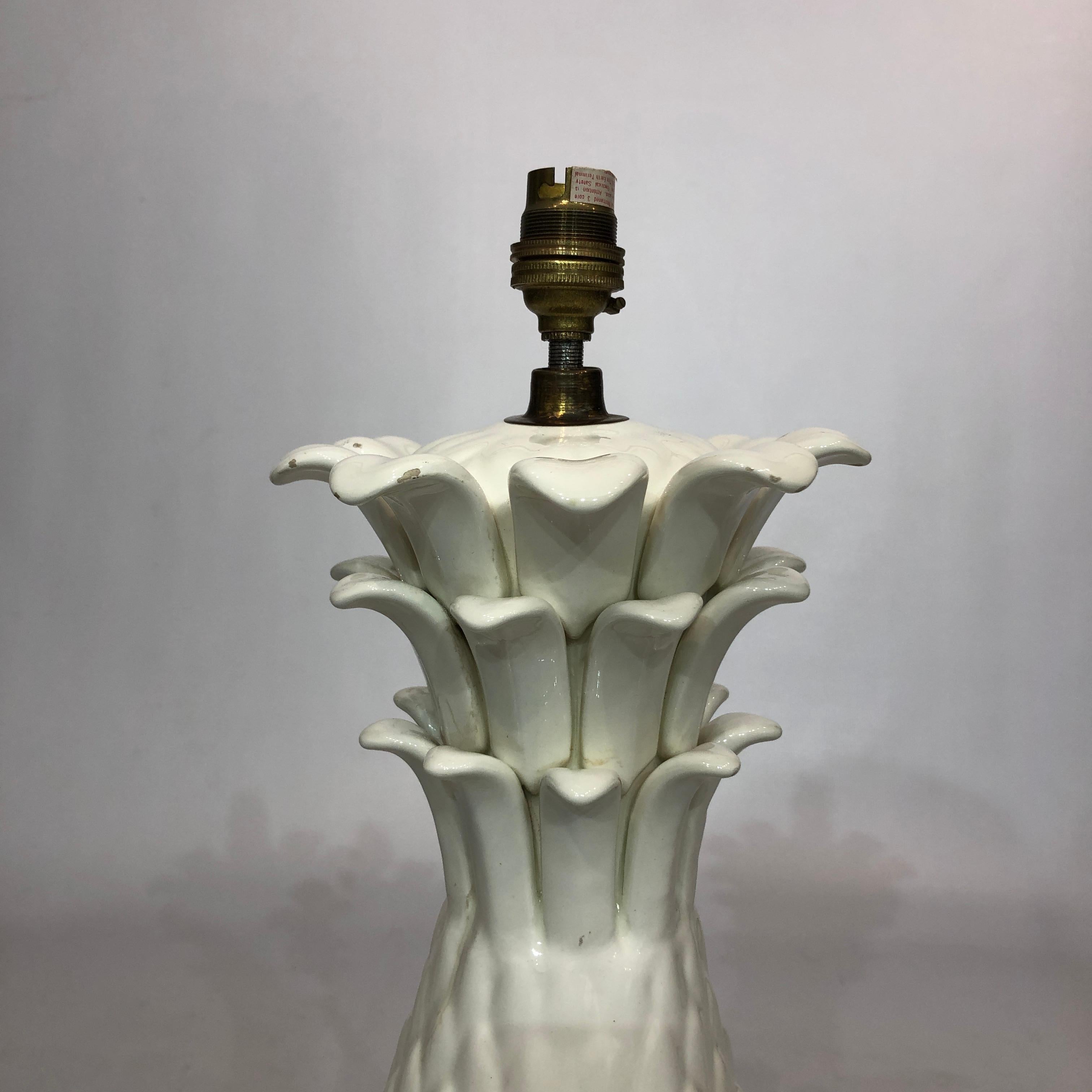 Weiße Ananas-Tischlampe aus weißer Keramik 1950er Hollywood Regency 1960er Jahre Mitte des Jahrhunderts 4