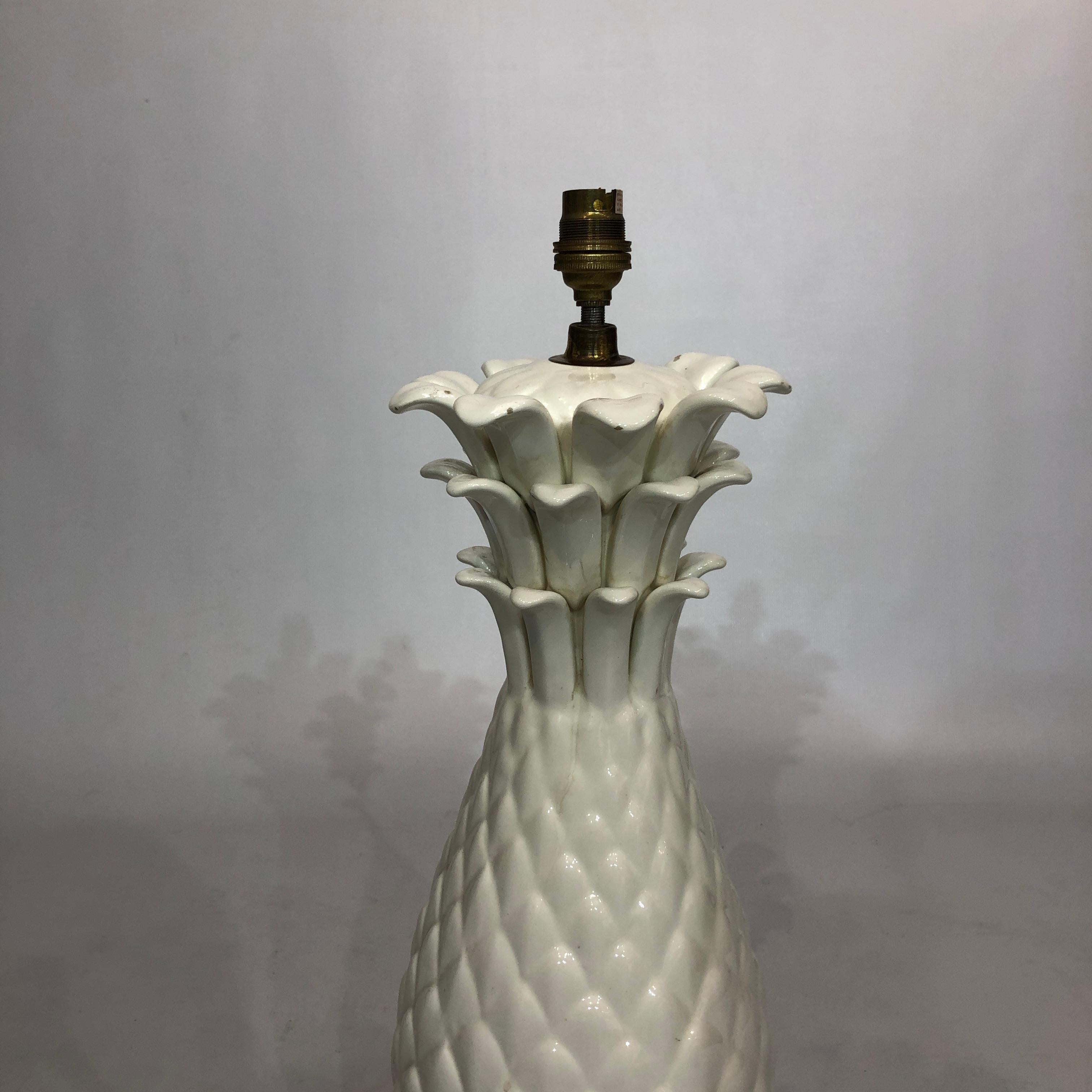 White Ceramic Pineapple Tall Table Lamp 1950s Hollywood Regency 1960s midcentury In Good Condition For Sale In London, GB