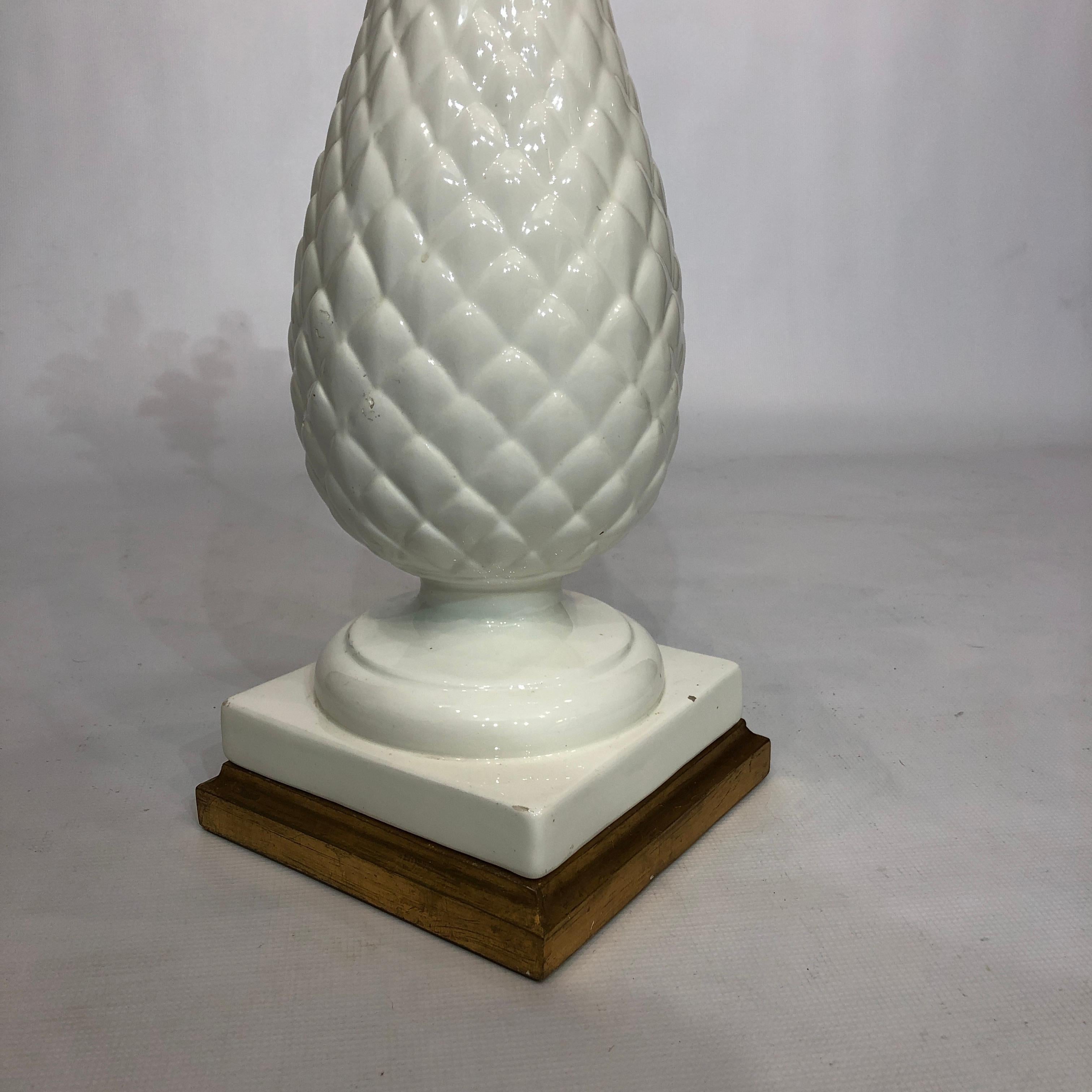Weiße Ananas-Tischlampe aus weißer Keramik 1950er Hollywood Regency 1960er Jahre Mitte des Jahrhunderts (Mitte des 20. Jahrhunderts)