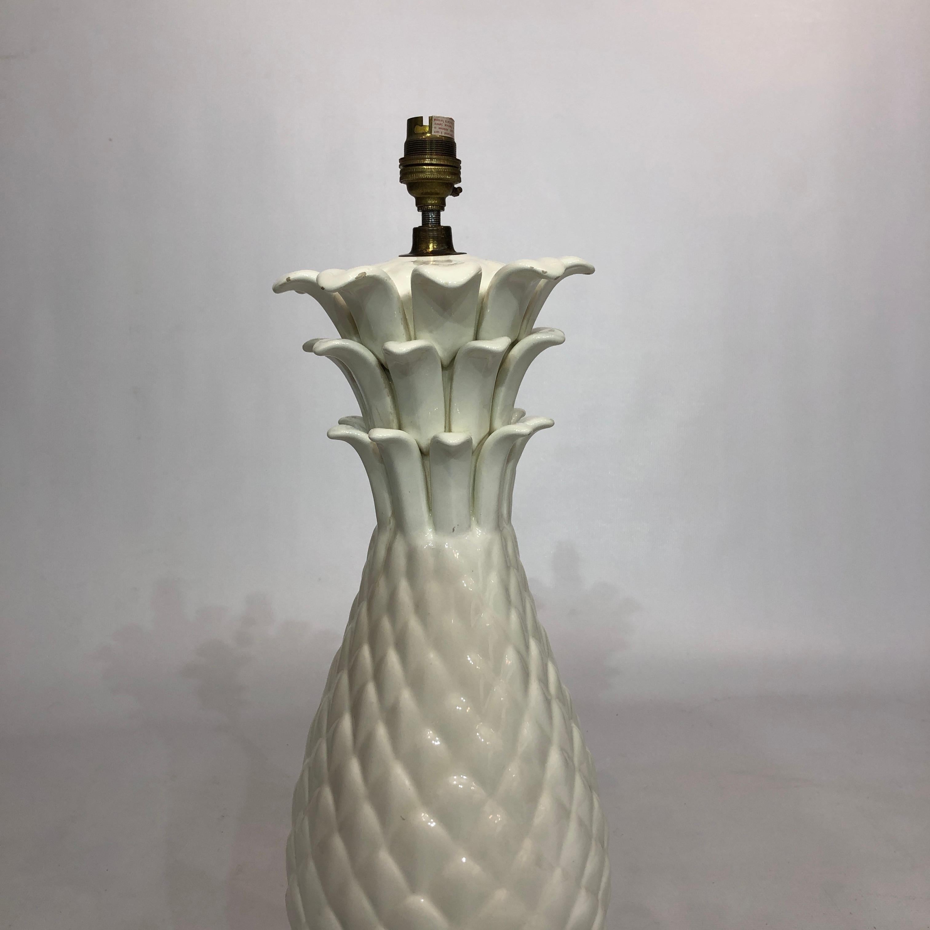 Weiße Ananas-Tischlampe aus weißer Keramik 1950er Hollywood Regency 1960er Jahre Mitte des Jahrhunderts (Messing)