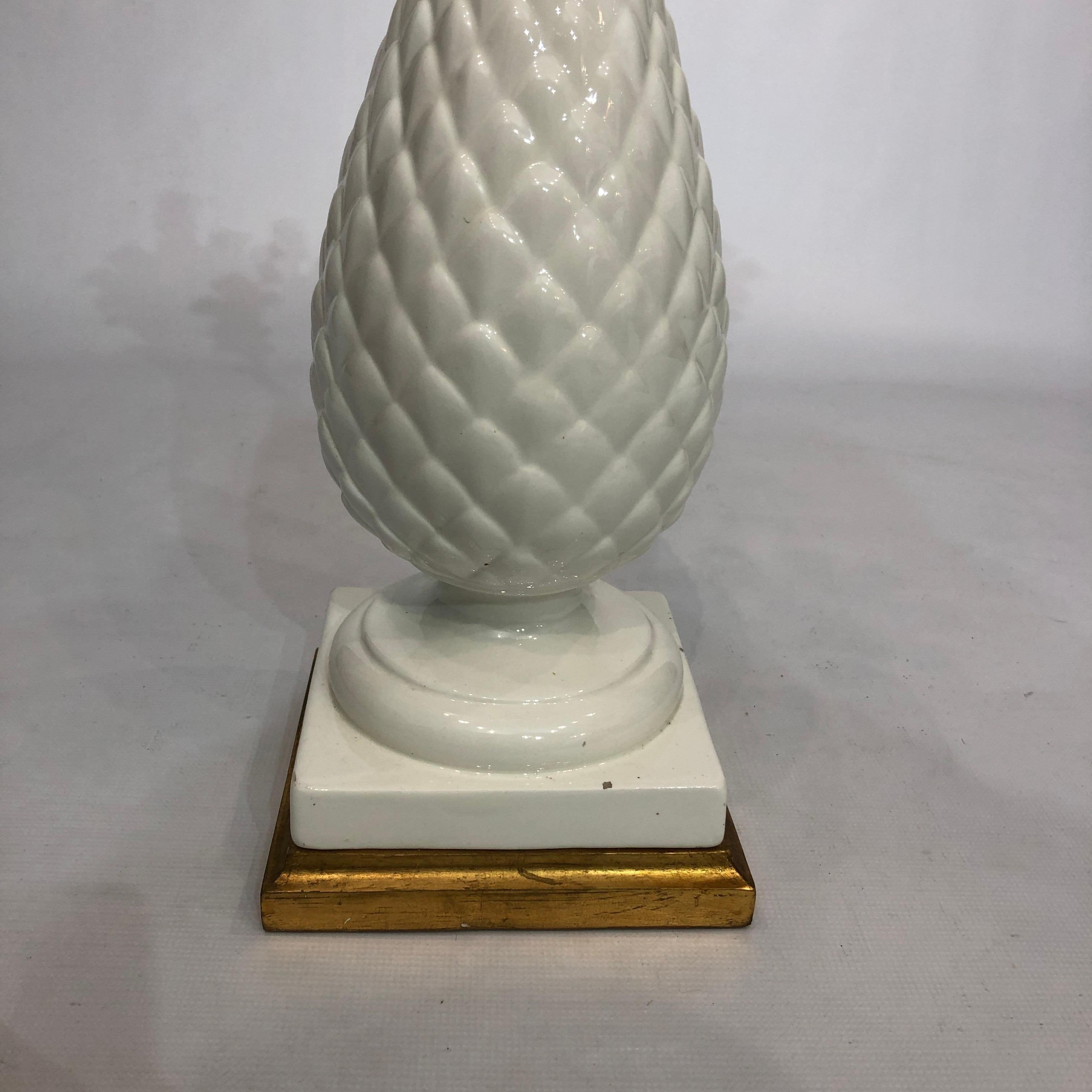Weiße Ananas-Tischlampe aus weißer Keramik 1950er Hollywood Regency 1960er Jahre Mitte des Jahrhunderts 1