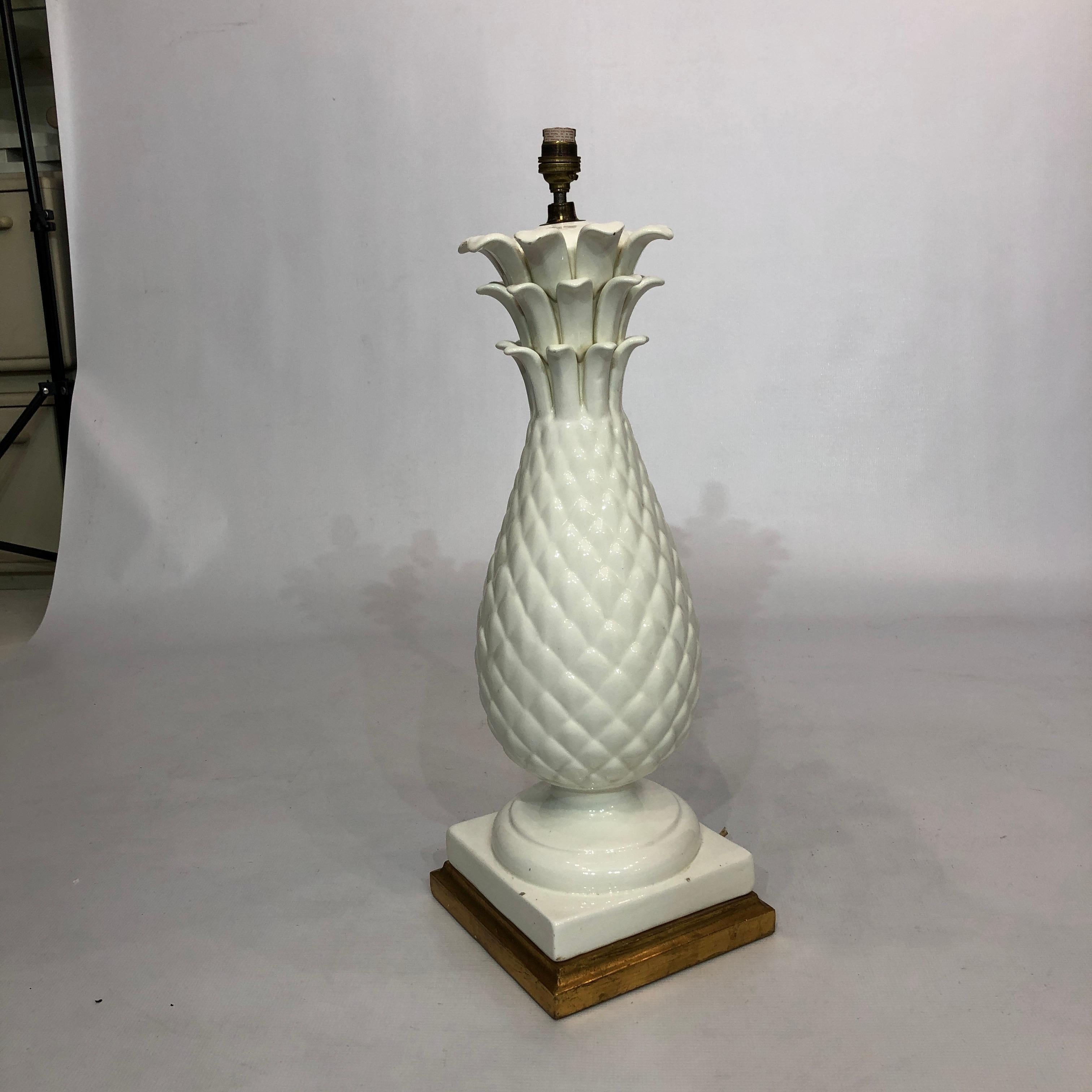 Weiße Ananas-Tischlampe aus weißer Keramik 1950er Hollywood Regency 1960er Jahre Mitte des Jahrhunderts 2