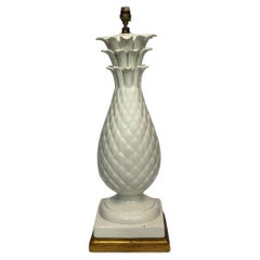 Weiße Ananas-Tischlampe aus weißer Keramik 1950er Hollywood Regency 1960er Jahre Mitte des Jahrhunderts