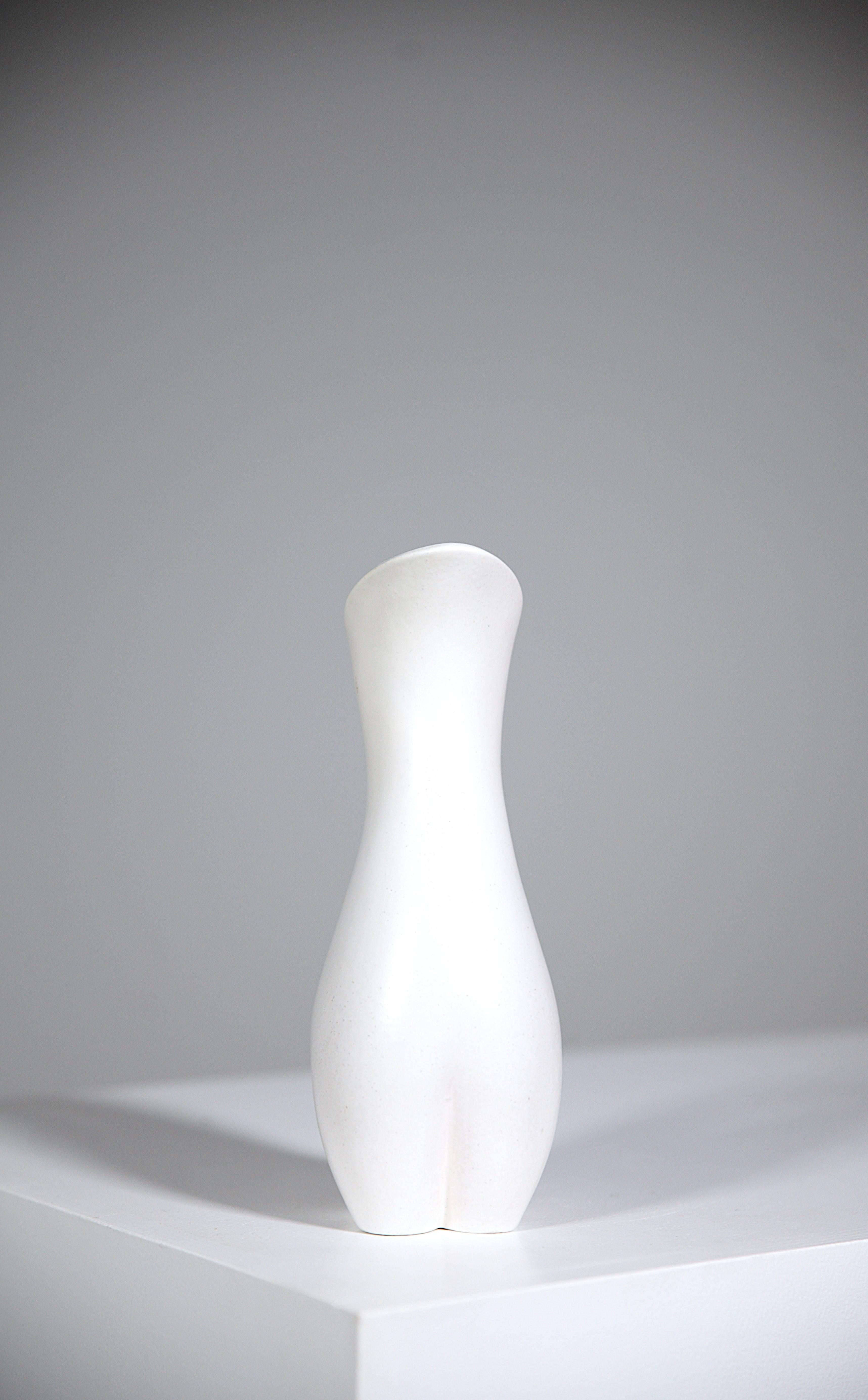 Brocca in ceramica bianca di Pol Chambost Francia anni '70 In condizioni buone in vendita a HYÈRES, FR