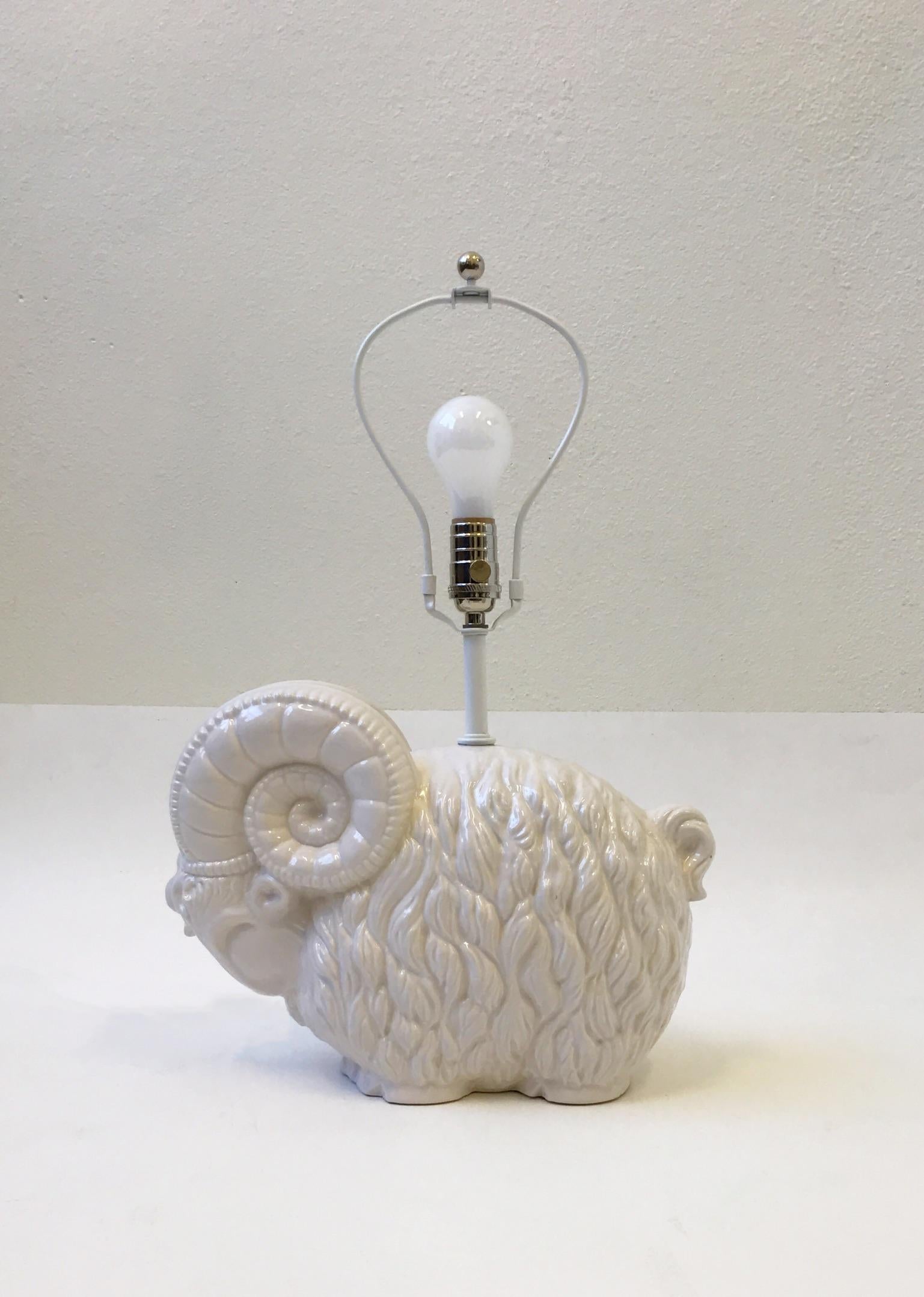 Mid-Century Modern Lampe de table Ram en céramique blanche par Hager en vente