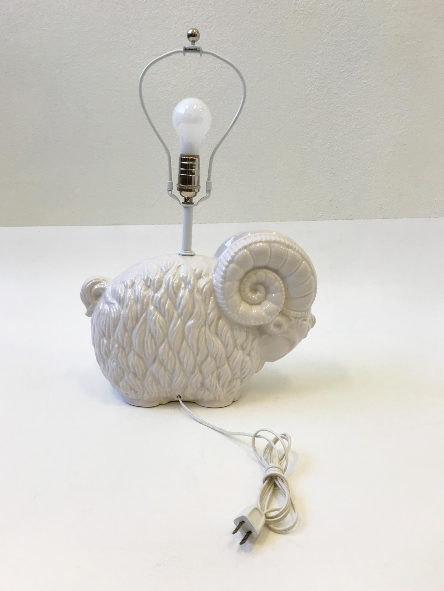 Poli Lampe de table Ram en céramique blanche par Hager en vente