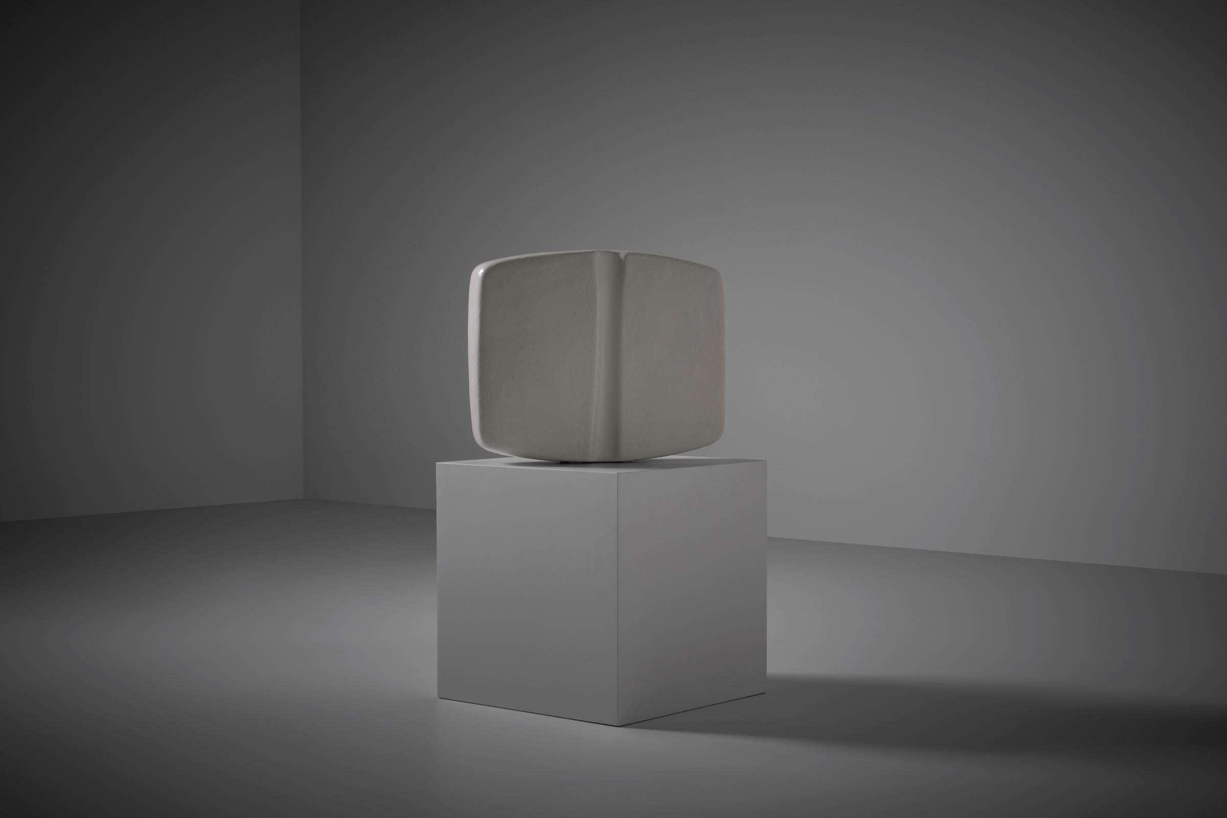 White ceramic sculpture by Pino Castagna (1932 - 2017), Italy 1970s. The sculpture is made from a strong red clay and is finished with a thick voluminous off white, semi gloss glazing which is showing an impeccable crackle structure. The shapes and