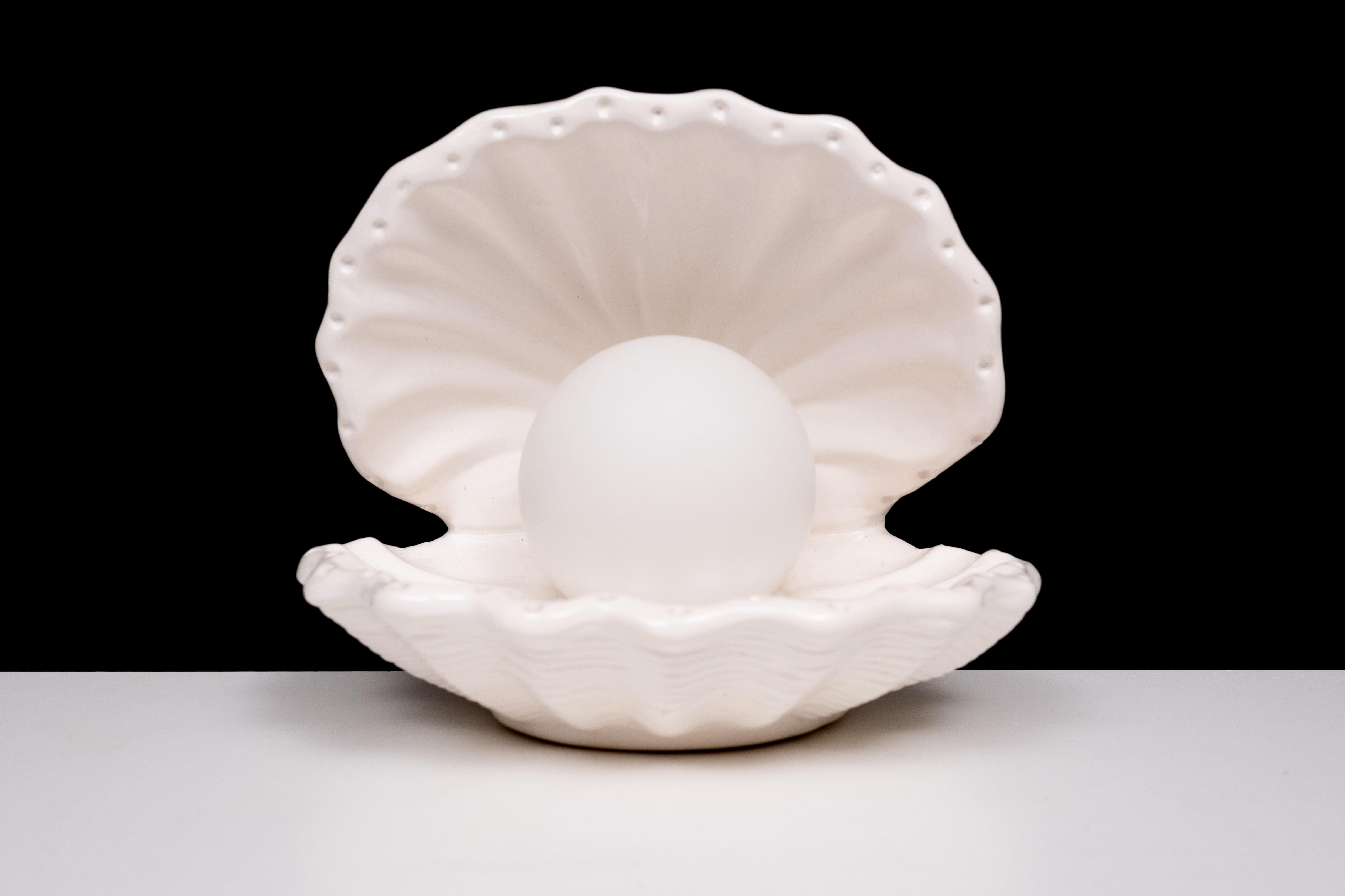 Mid-Century Modern White Ceramic Shell Table lamp  1970s For Sale