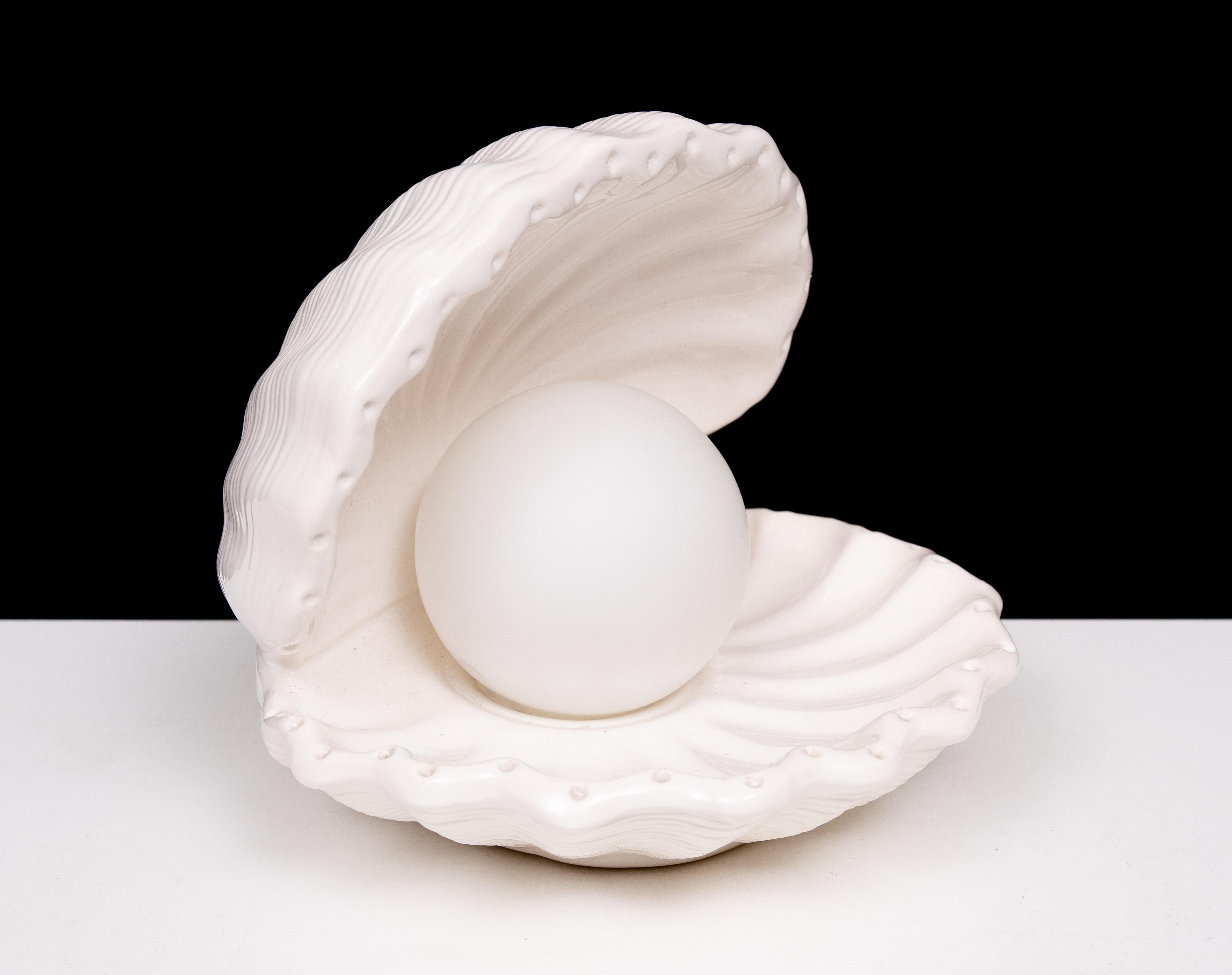 White Ceramic Shell Table lamp  1970s In Good Condition For Sale In Den Haag, NL