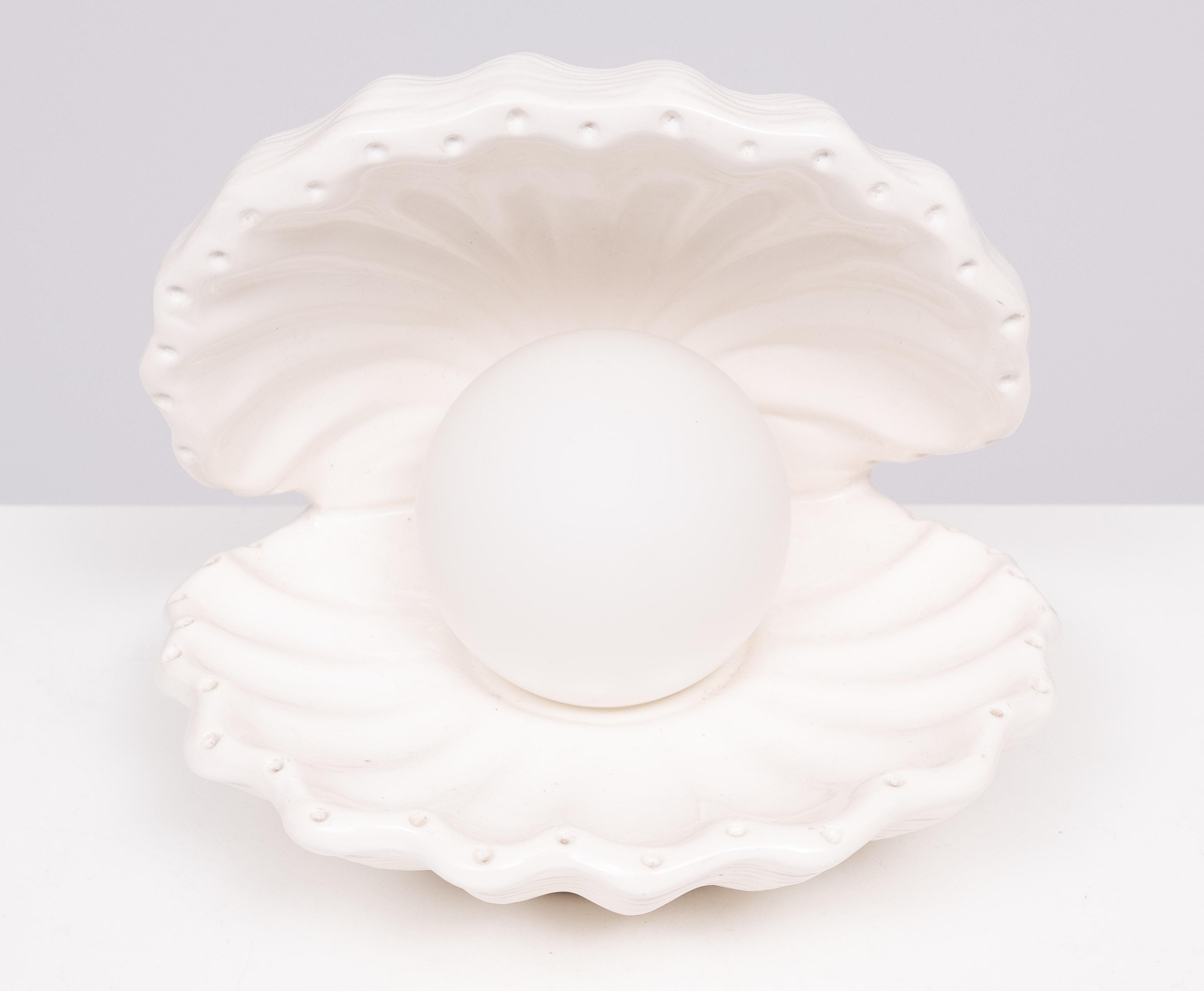 Late 20th Century White Ceramic Shell Table lamp  1970s For Sale