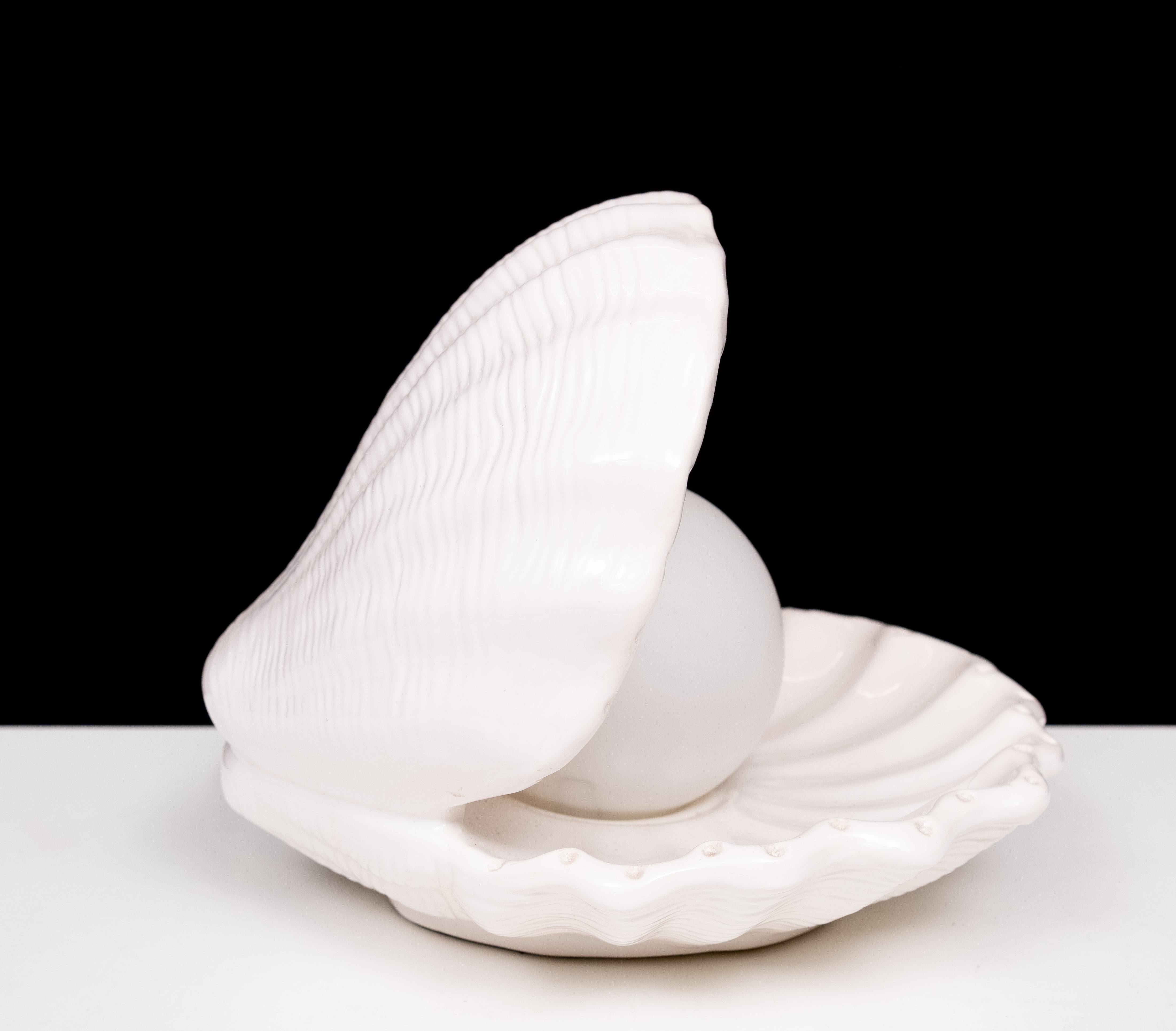 White Ceramic Shell Table lamp  1970s For Sale 1
