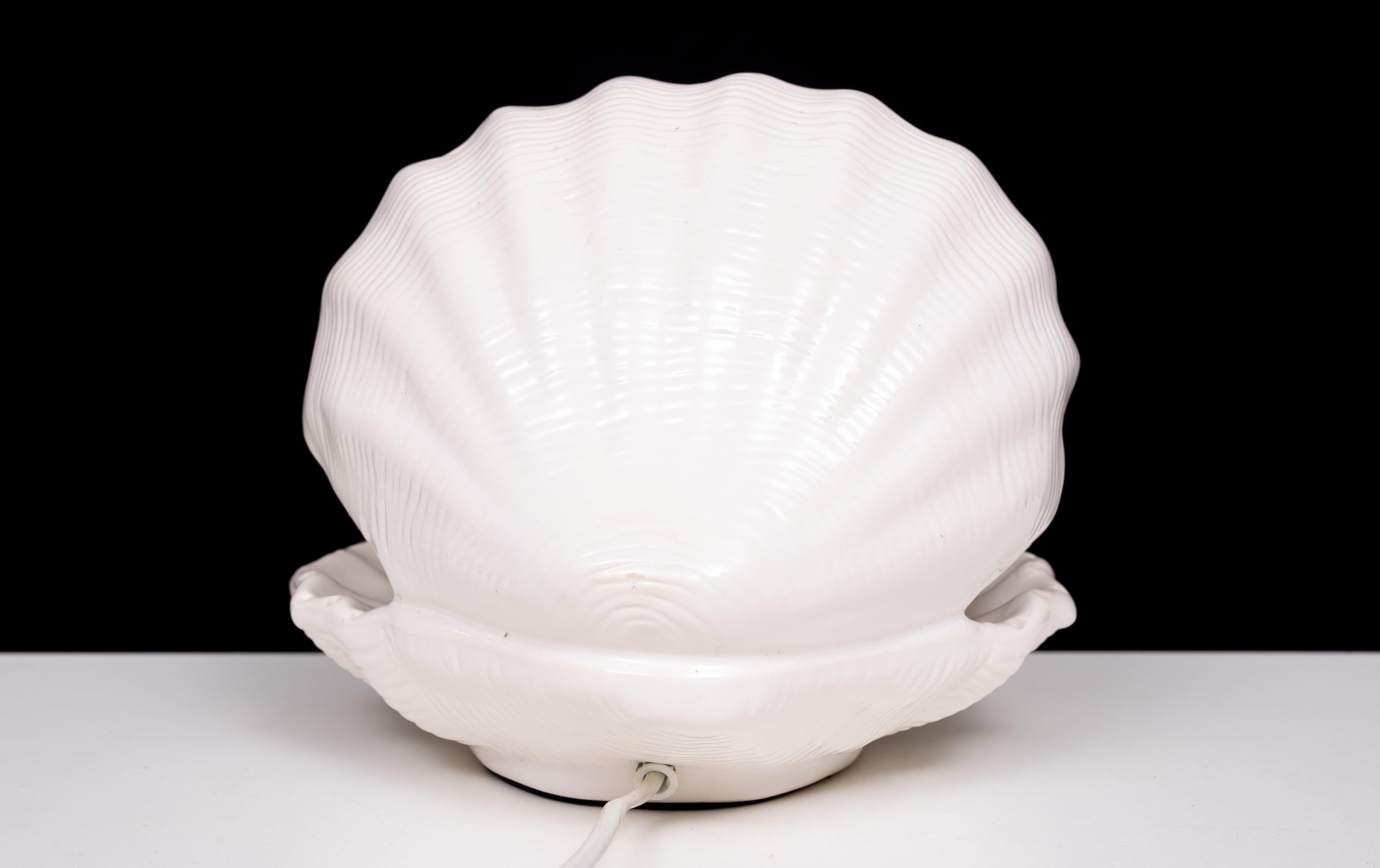 White Ceramic Shell Table lamp  1970s For Sale 2