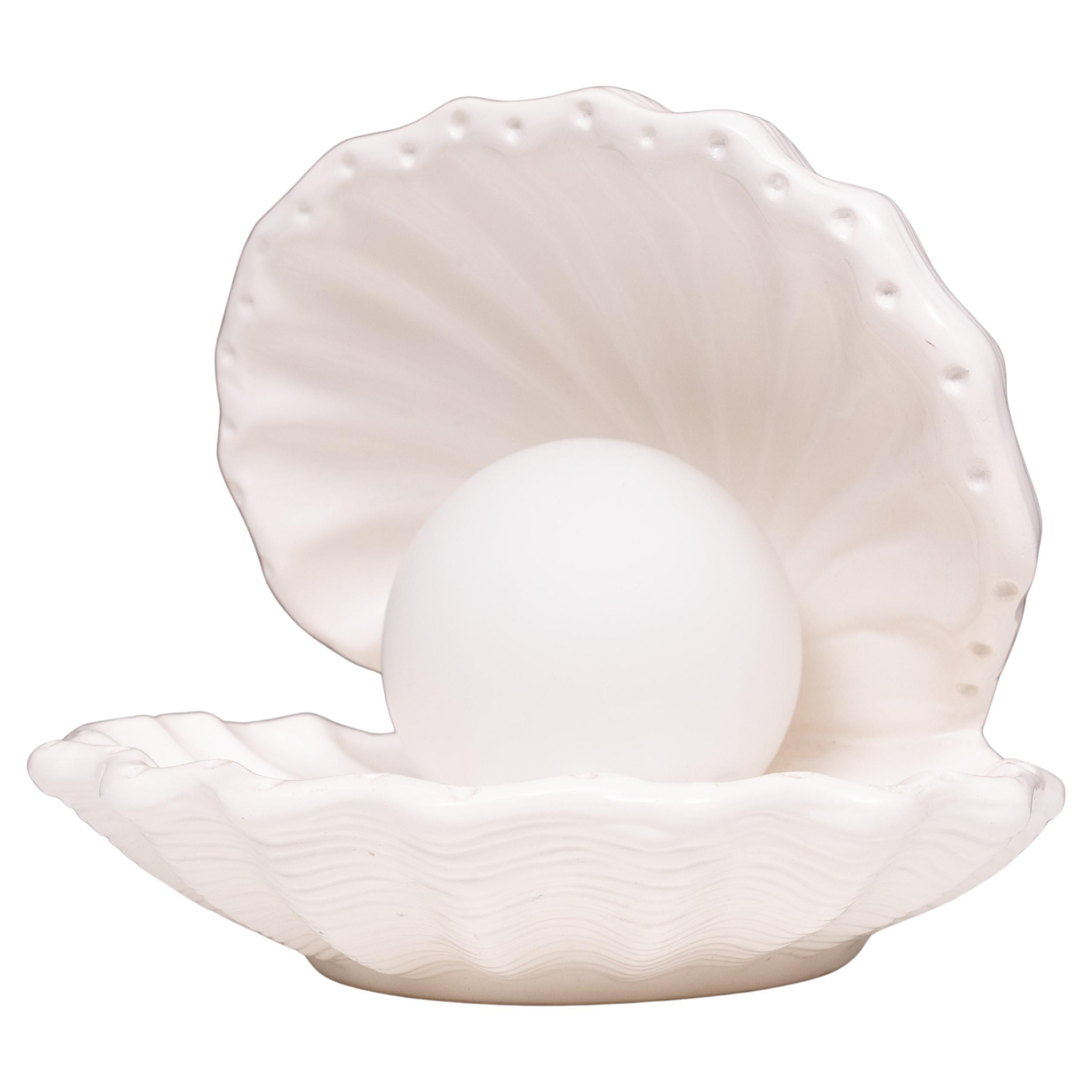 Lampada da tavolo con conchiglia in ceramica bianca  1970s