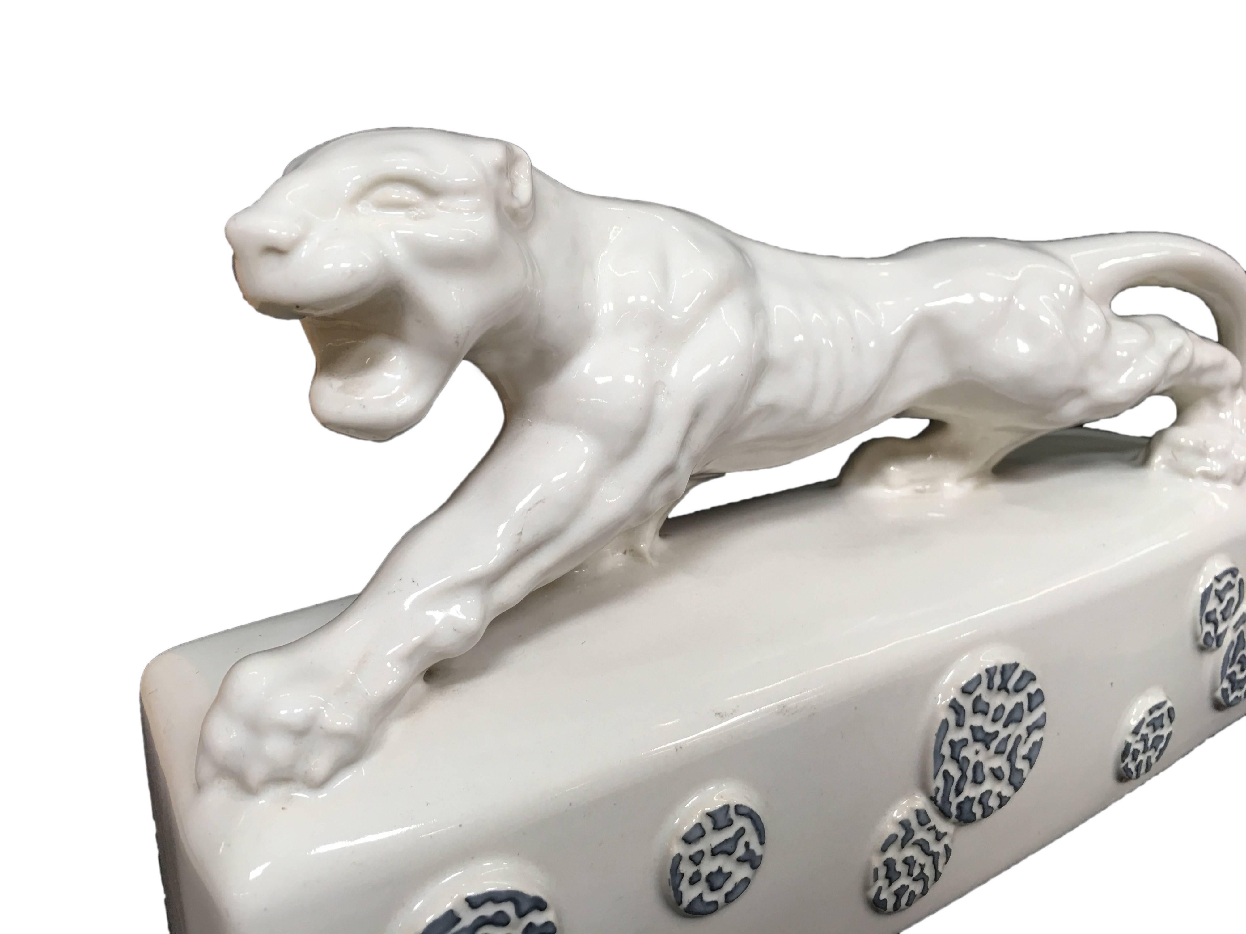 Milieu du XXe siècle Lampe de télévision en céramique blanche « Sportsman Panther » signée Kron, 1955 en vente