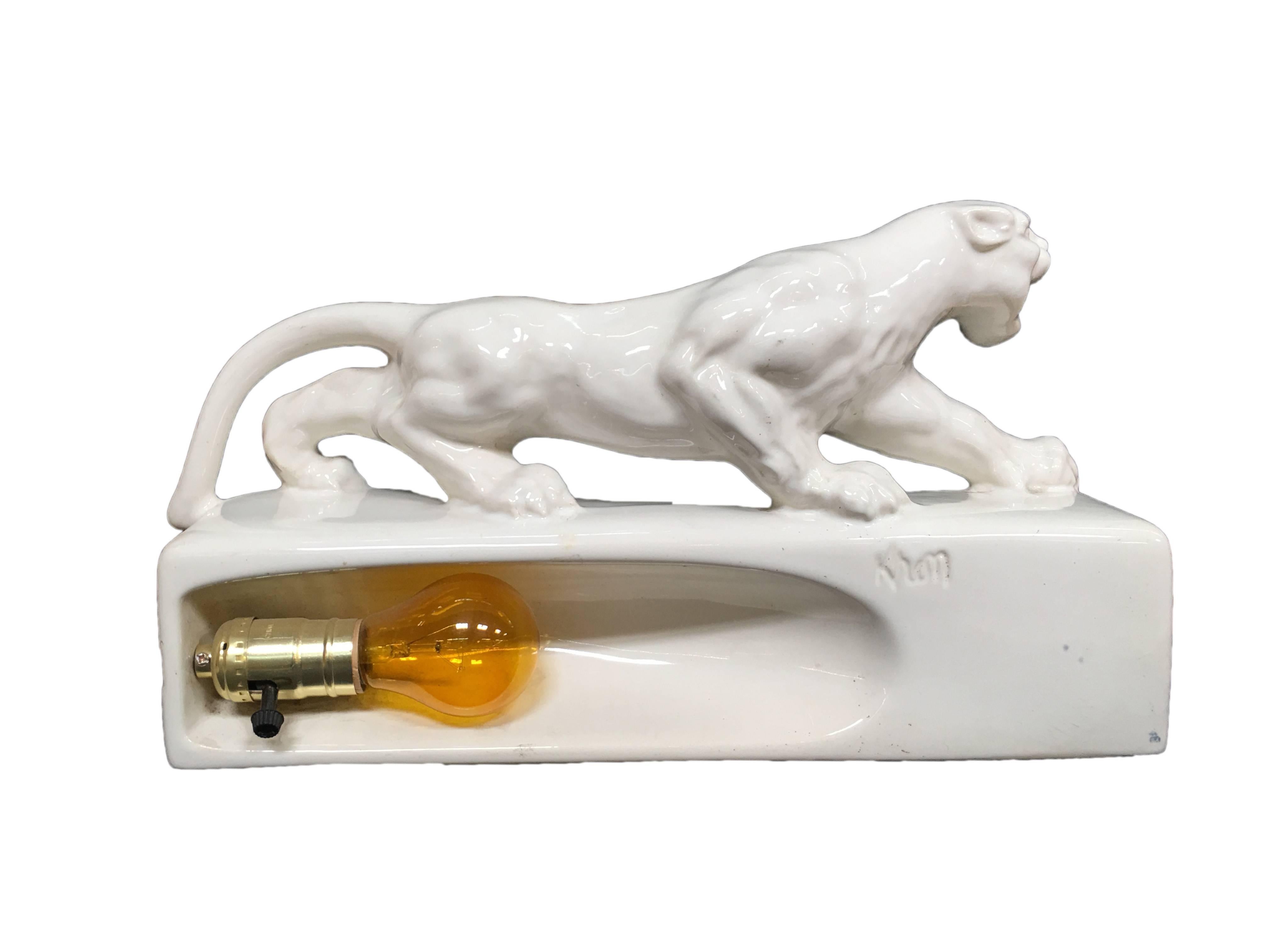 Céramique Lampe de télévision en céramique blanche « Sportsman Panther » signée Kron, 1955 en vente