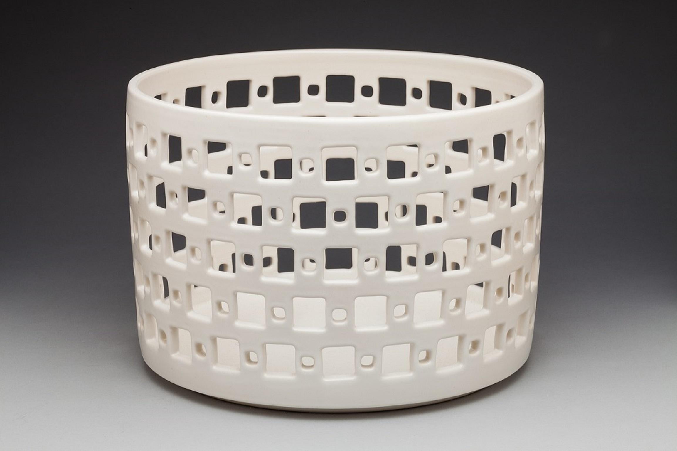 Mid-Century Modern Bol ou récipient cylindrique carré percé en céramique blanche, en stock en vente