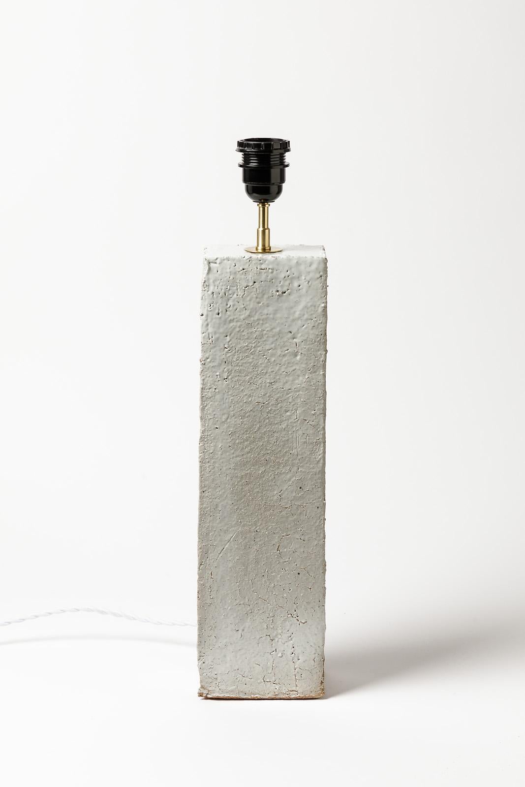 Ceramisti francesi fatti a mano

Realizzato nel 1980 circa, firmato alla base

Elegante lampada da tavolo in gres bianco 

Design di illuminazione del XX secolo realizzato in Francia nel famoso villaggio dei ceramisti

Colore dello smalto ceramico