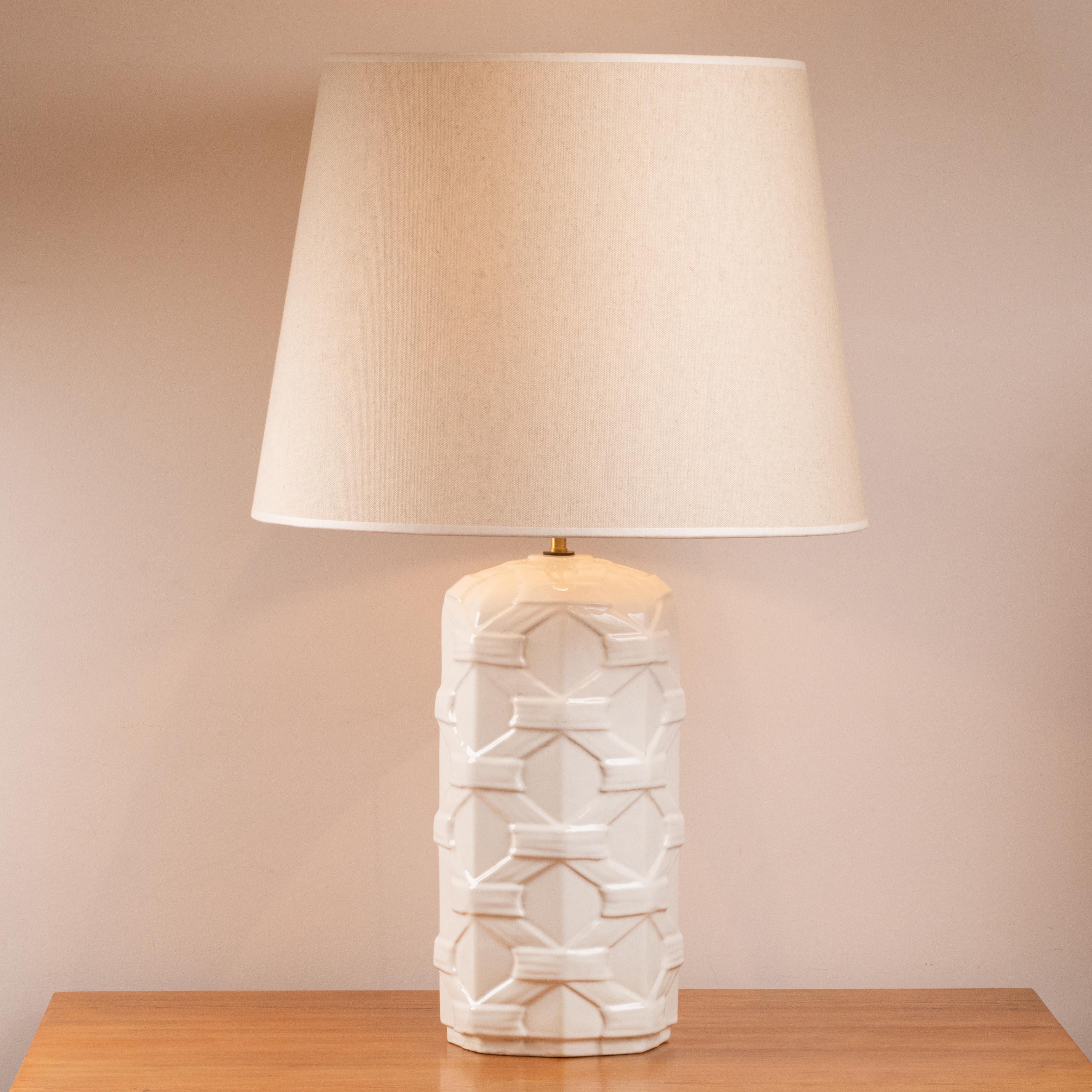 White ceramic table lamp with relief braid pattern

Marked: M4049 for Christian Dior

Made in Italy ,70’s

New shade.

Dimensions : 

Height ceramic: 38 cm (15 inch)
total Height ( with shade) : 77,5 cm ( 30.5 inch)
Diameter shade : 48