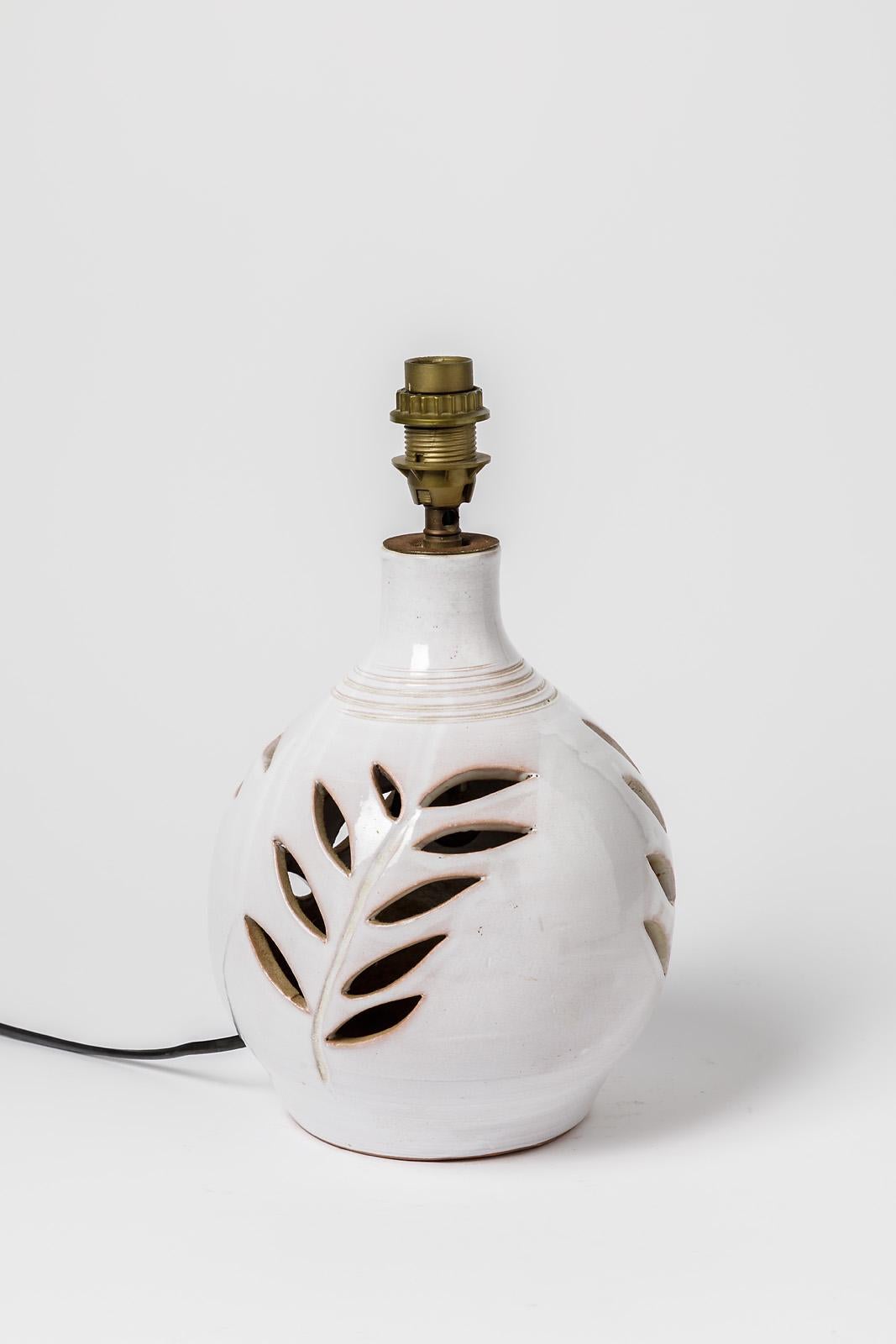 Tischlampe

Keramische Tischlampe mit weißer Keramikglasur Farbe

Elektrische Anlage ist in Ordnung

Original guter Zustand

Keramische Höhe 25 cm
Groß 18 cm
Höhe mit elektrischem System 32 cm.
