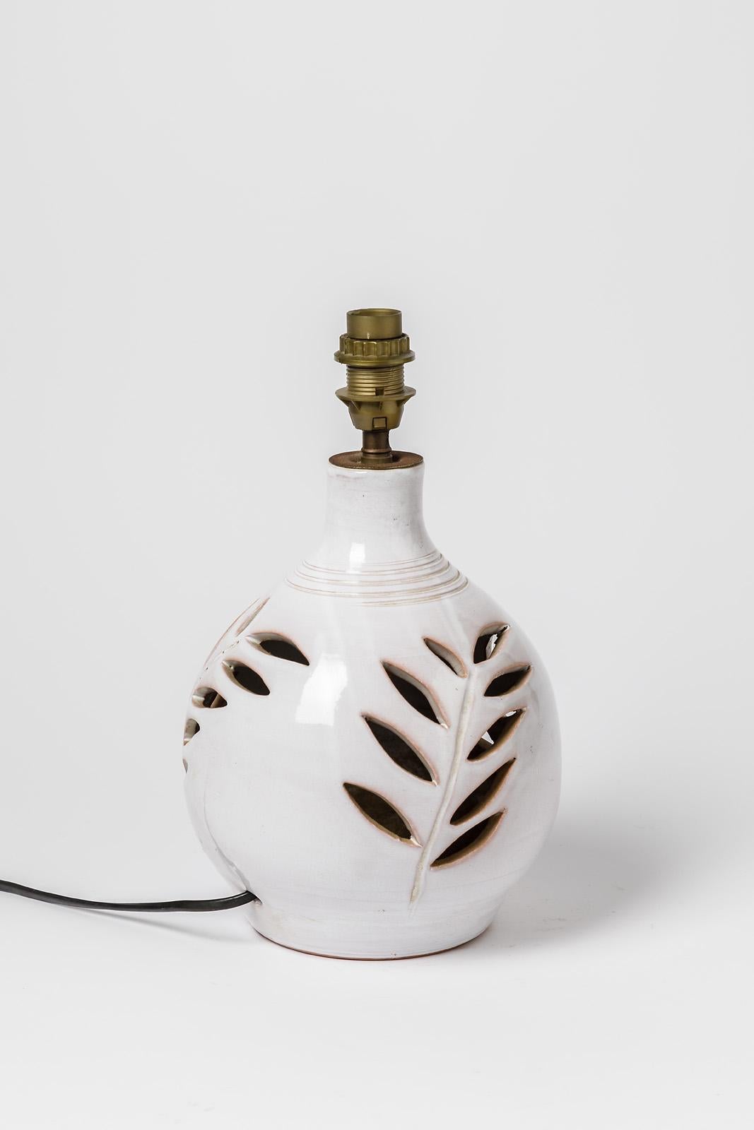 Mid-Century Modern Lampe de bureau en céramique blanche datant d'environ 1950, poterie française faite main en vente