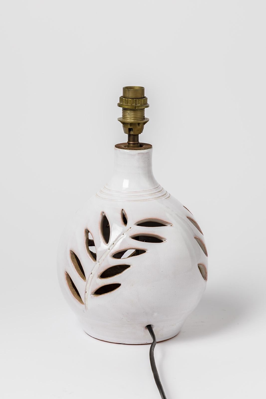Weiße Keramik-Tischlampe, um 1950, Französische handgefertigte Keramik Beleuchtung im Zustand „Hervorragend“ im Angebot in Neuilly-en- sancerre, FR