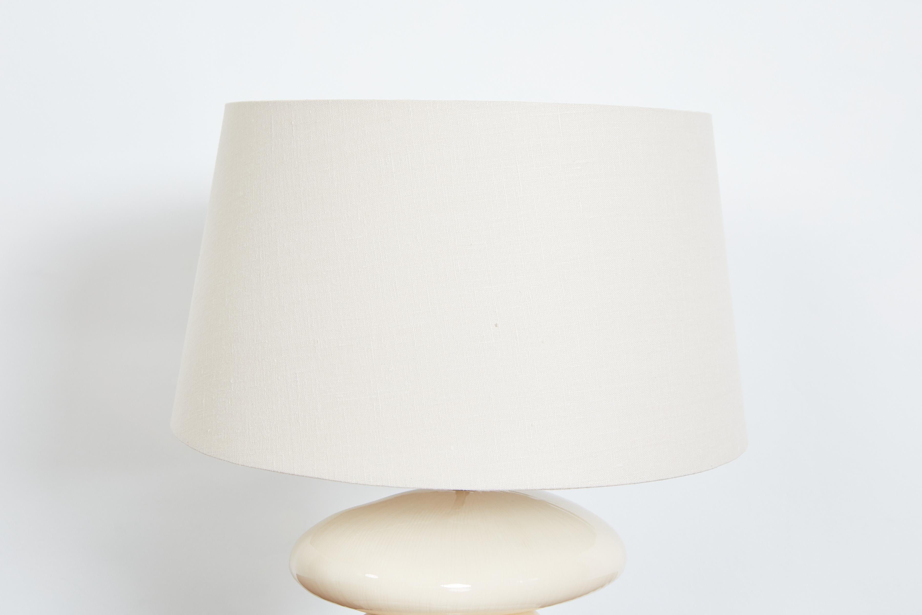 Weiße Keramik-Tischlampe  im Angebot 10