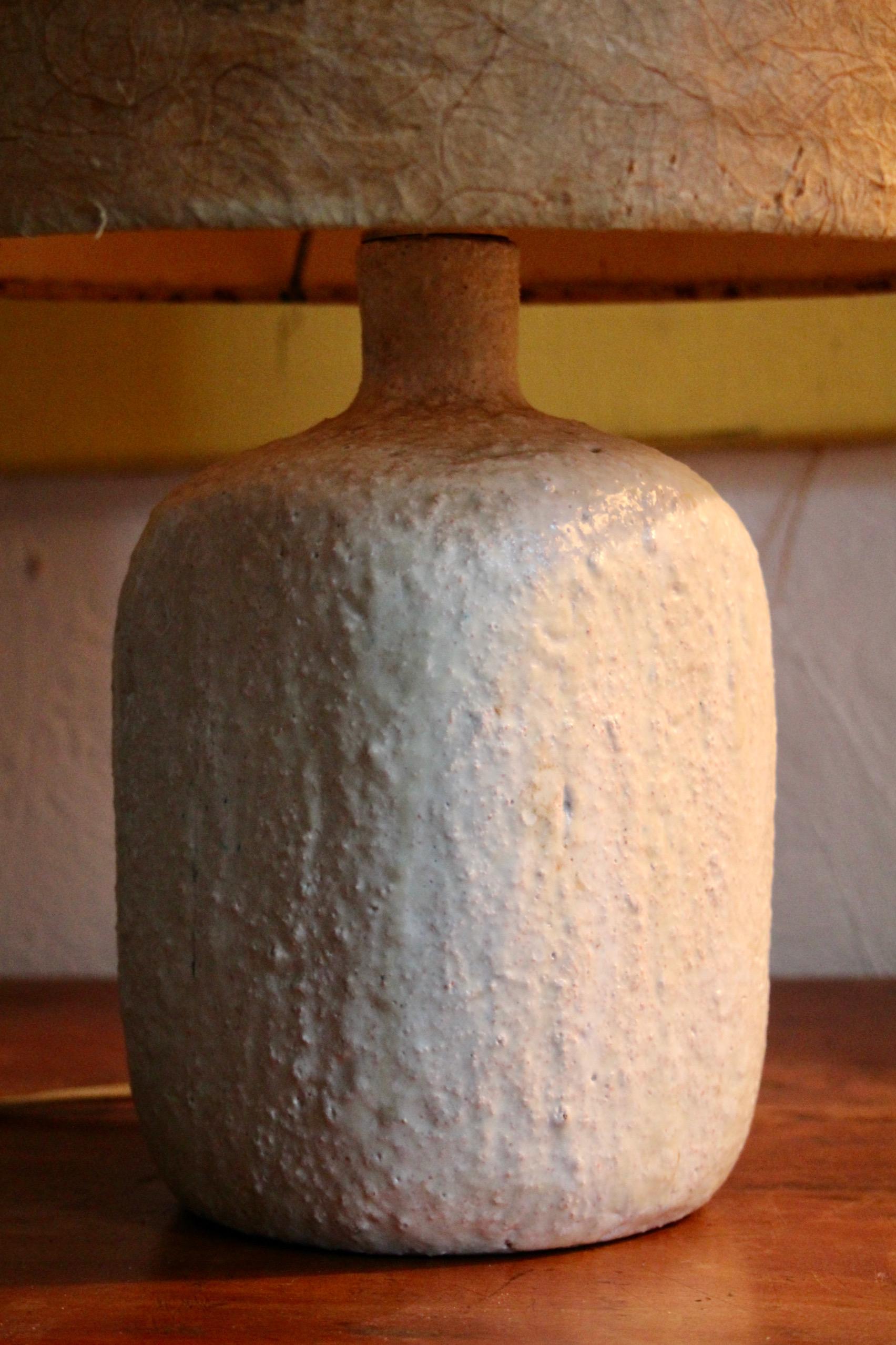 European White ceramic table lamp For Sale
