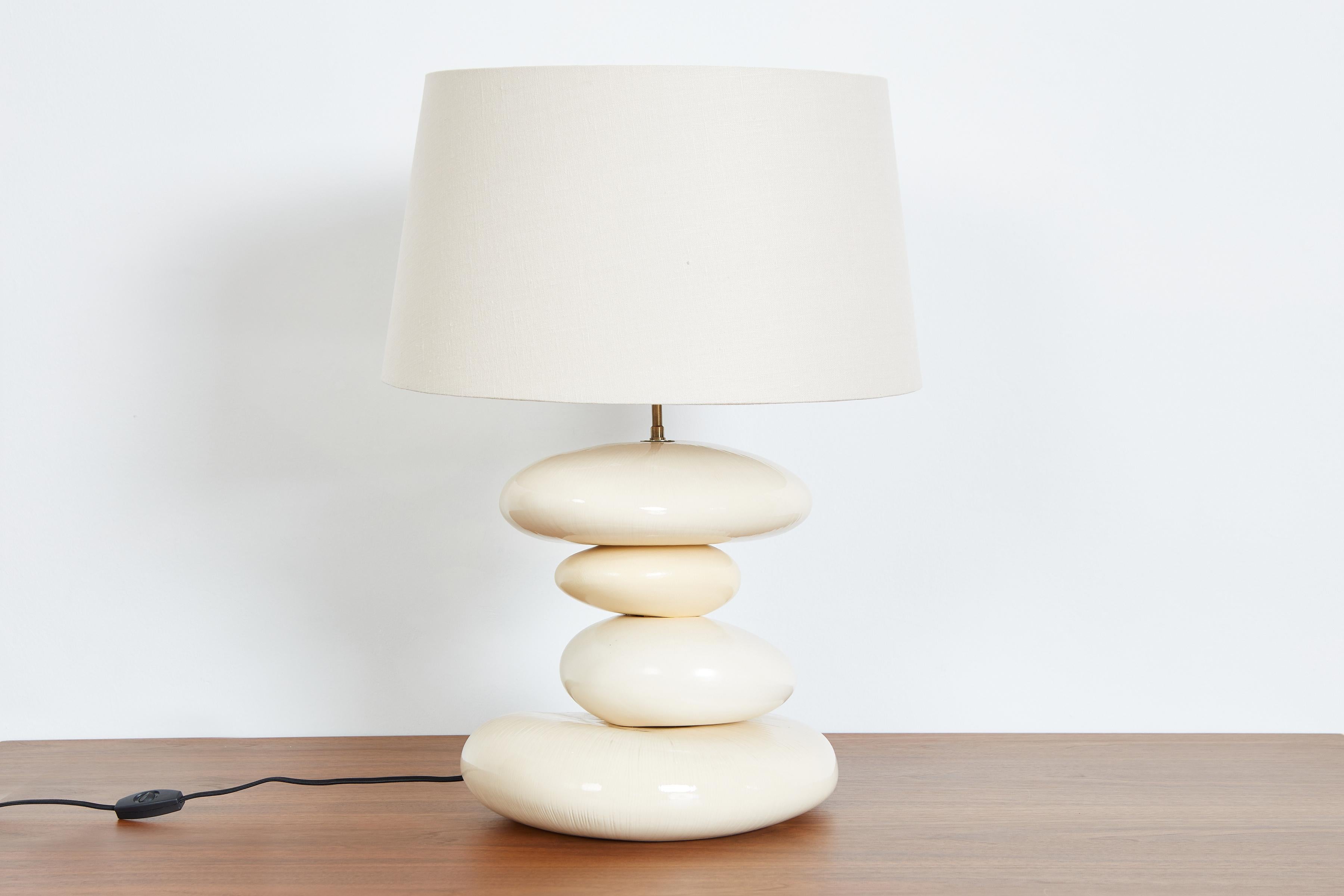 Français Lampe de table en céramique blanche  en vente