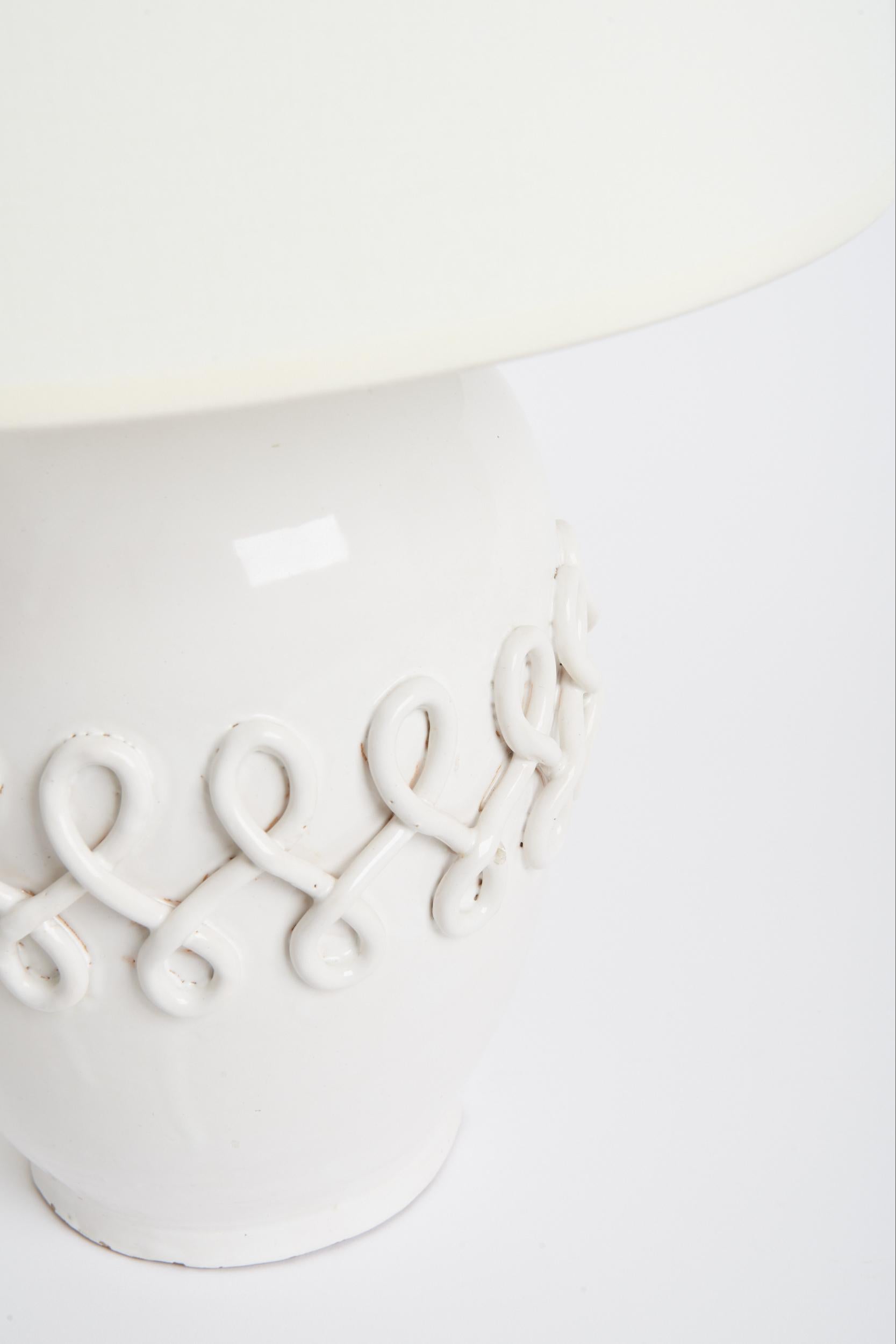 Français Lampe de table en céramique blanche