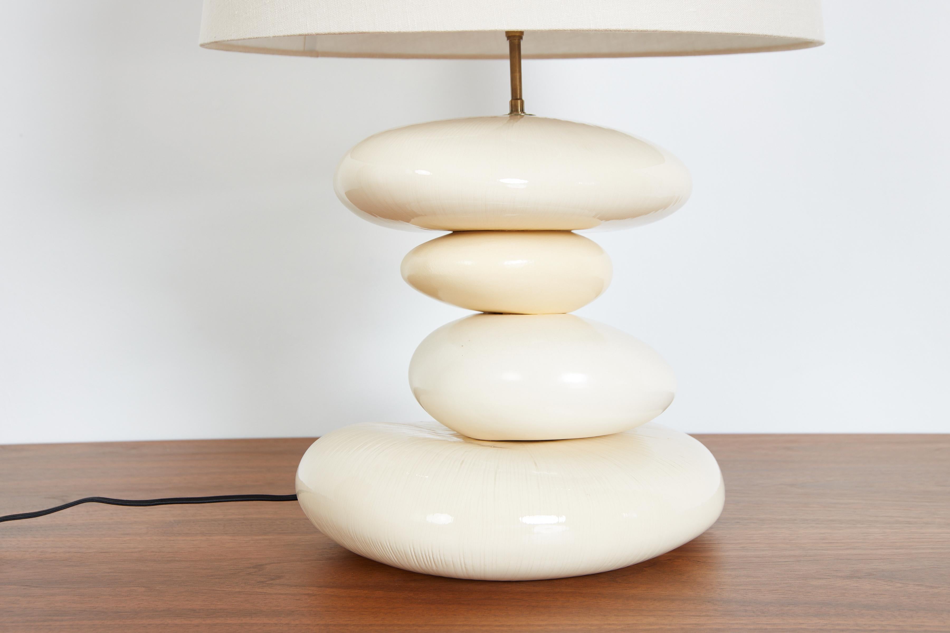 Lampe de table en céramique blanche  Bon état - En vente à Beverly Hills, CA
