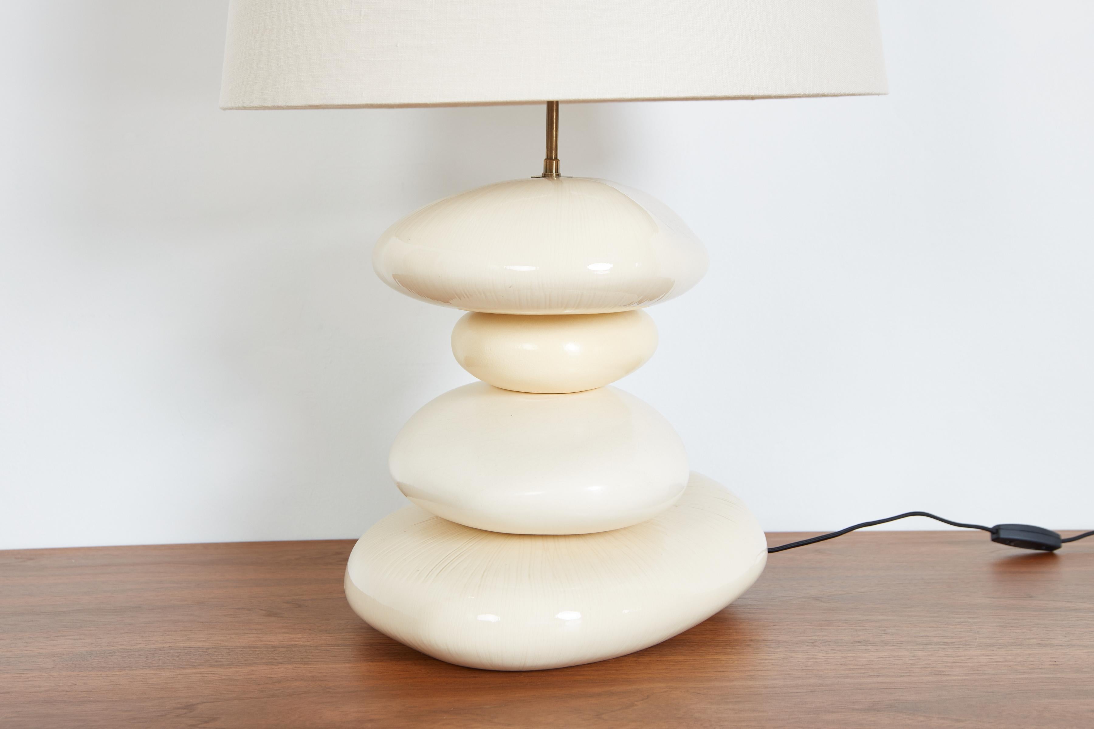 Milieu du XXe siècle Lampe de table en céramique blanche  en vente