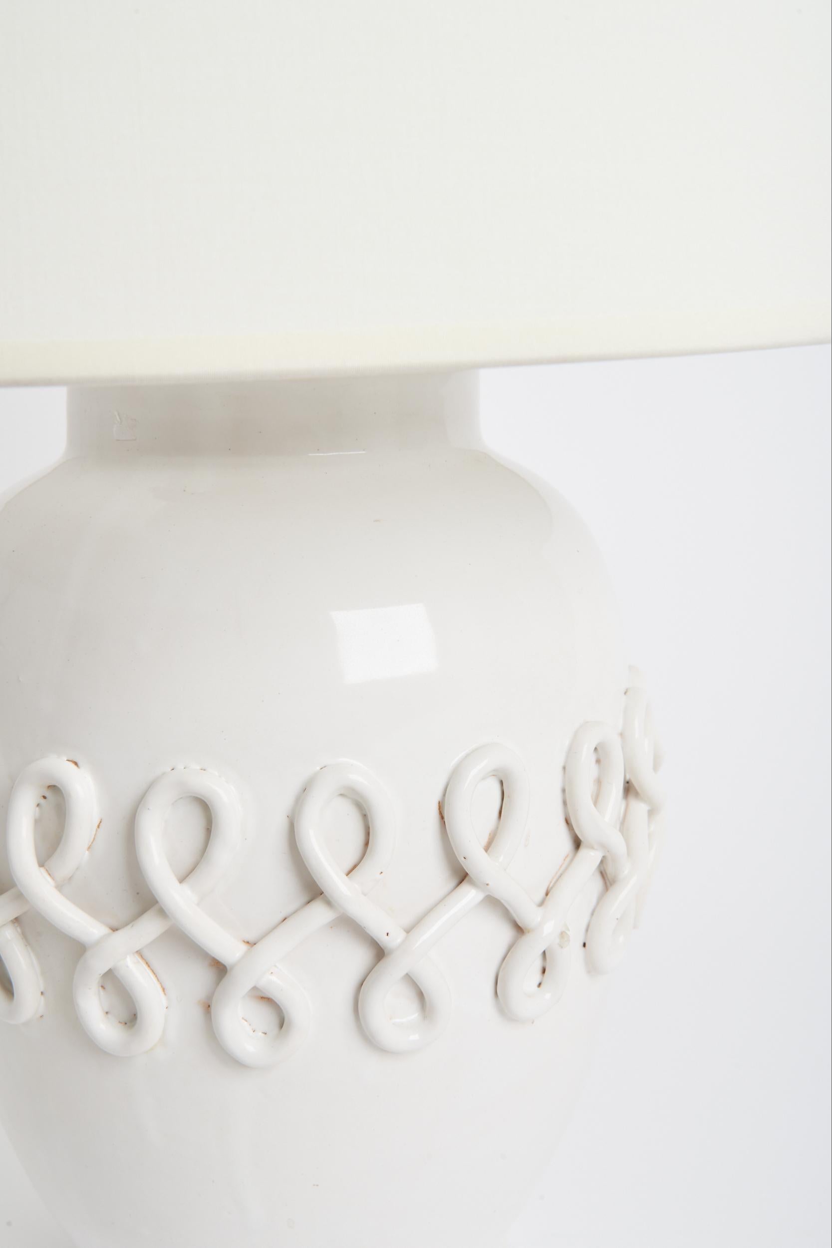 Milieu du XXe siècle Lampe de table en céramique blanche