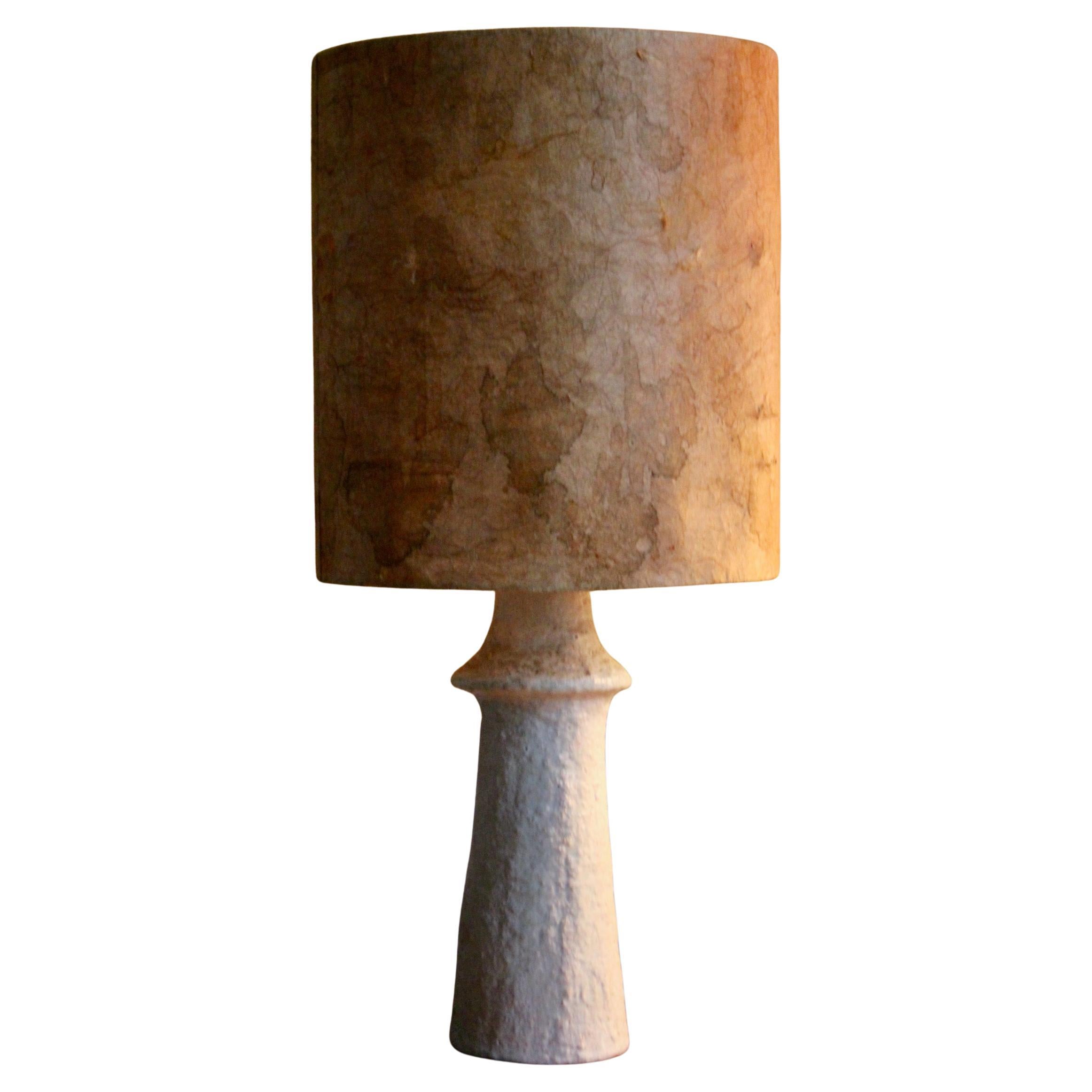 White ceramic table lamp