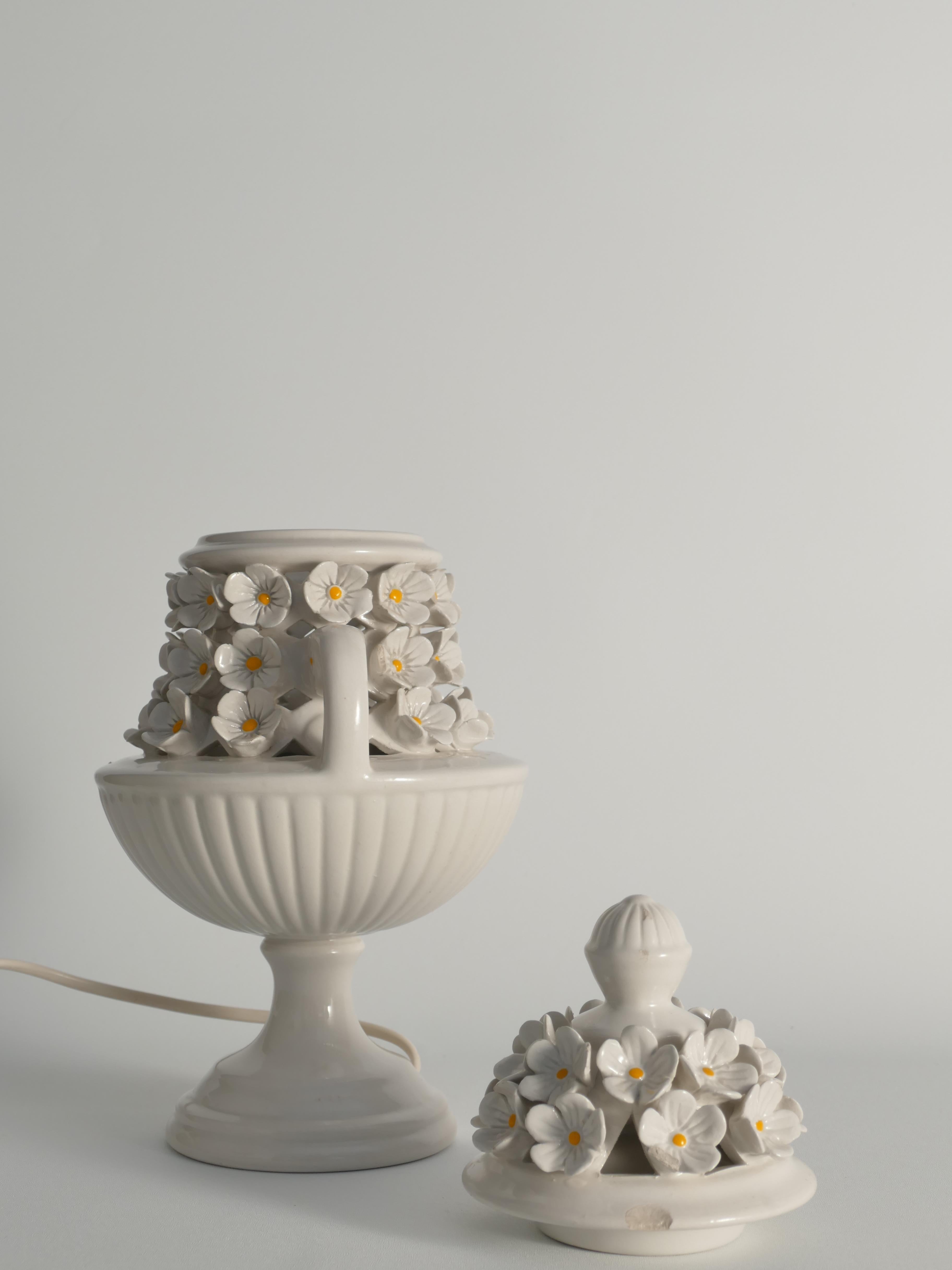 Lámpara de sobremesa de cerámica blanca con motivo floral, Italia Años 60 en venta 3