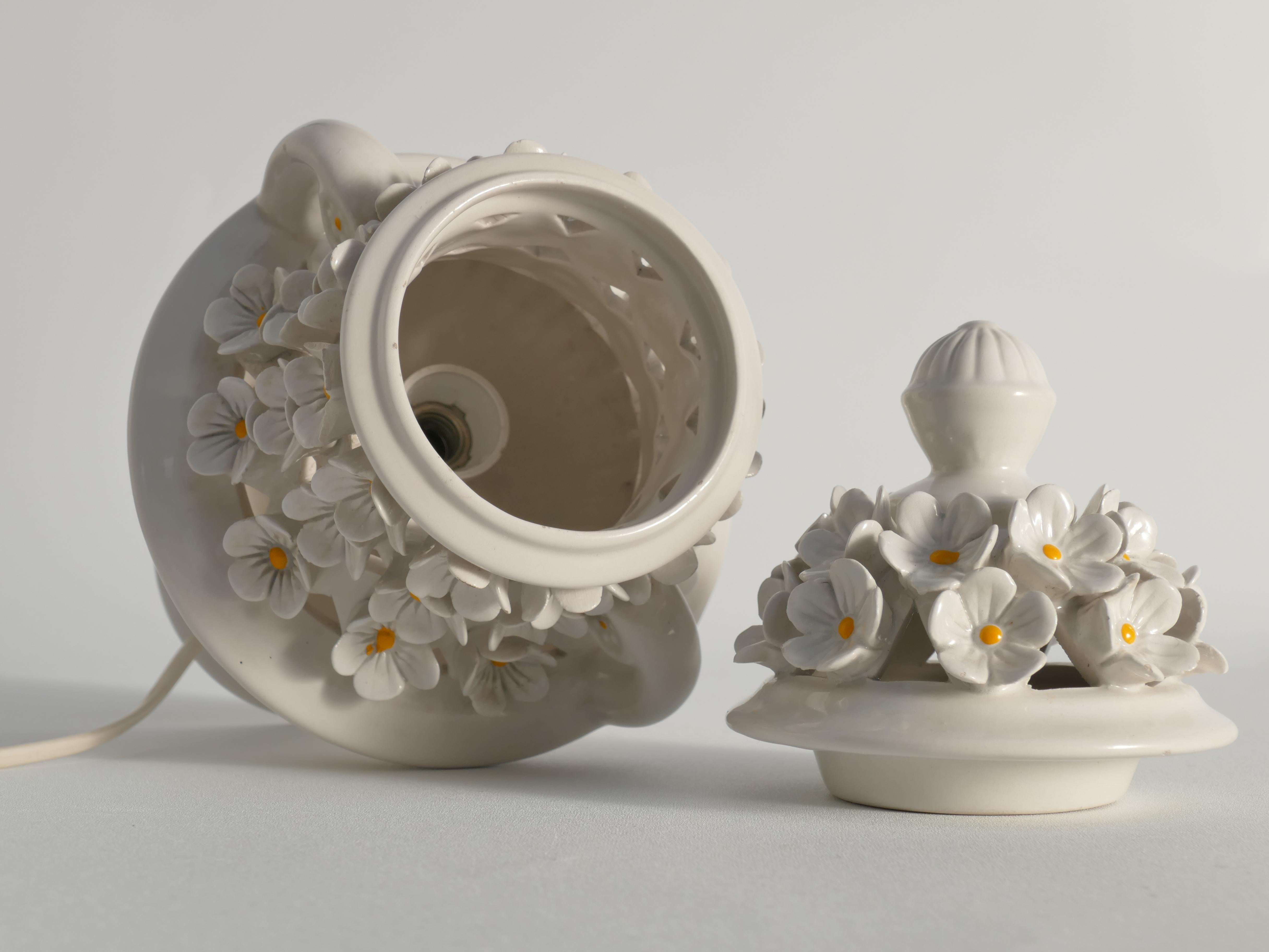 Lámpara de sobremesa de cerámica blanca con motivo floral, Italia Años 60 en venta 5