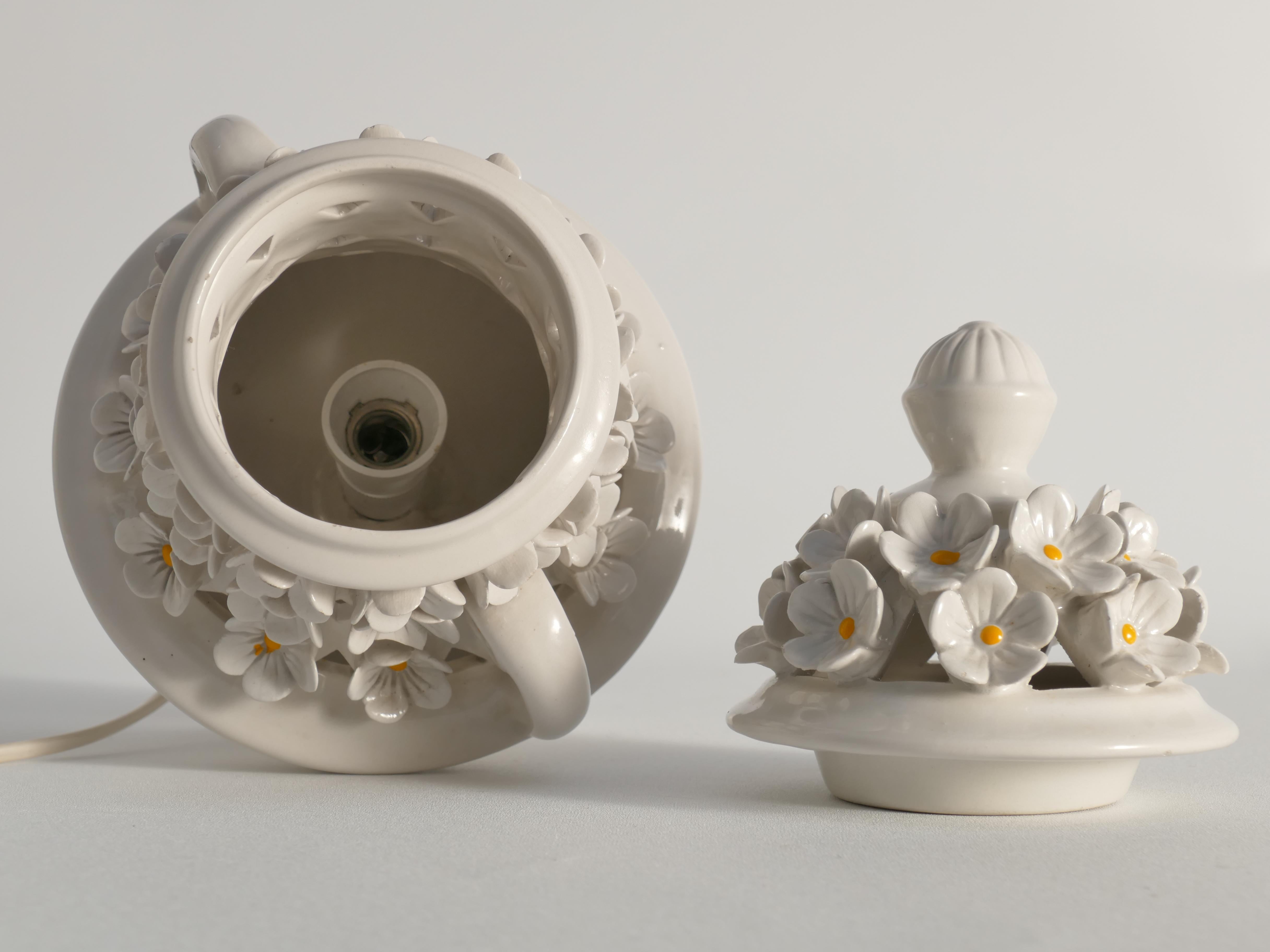Lámpara de sobremesa de cerámica blanca con motivo floral, Italia Años 60 en venta 6