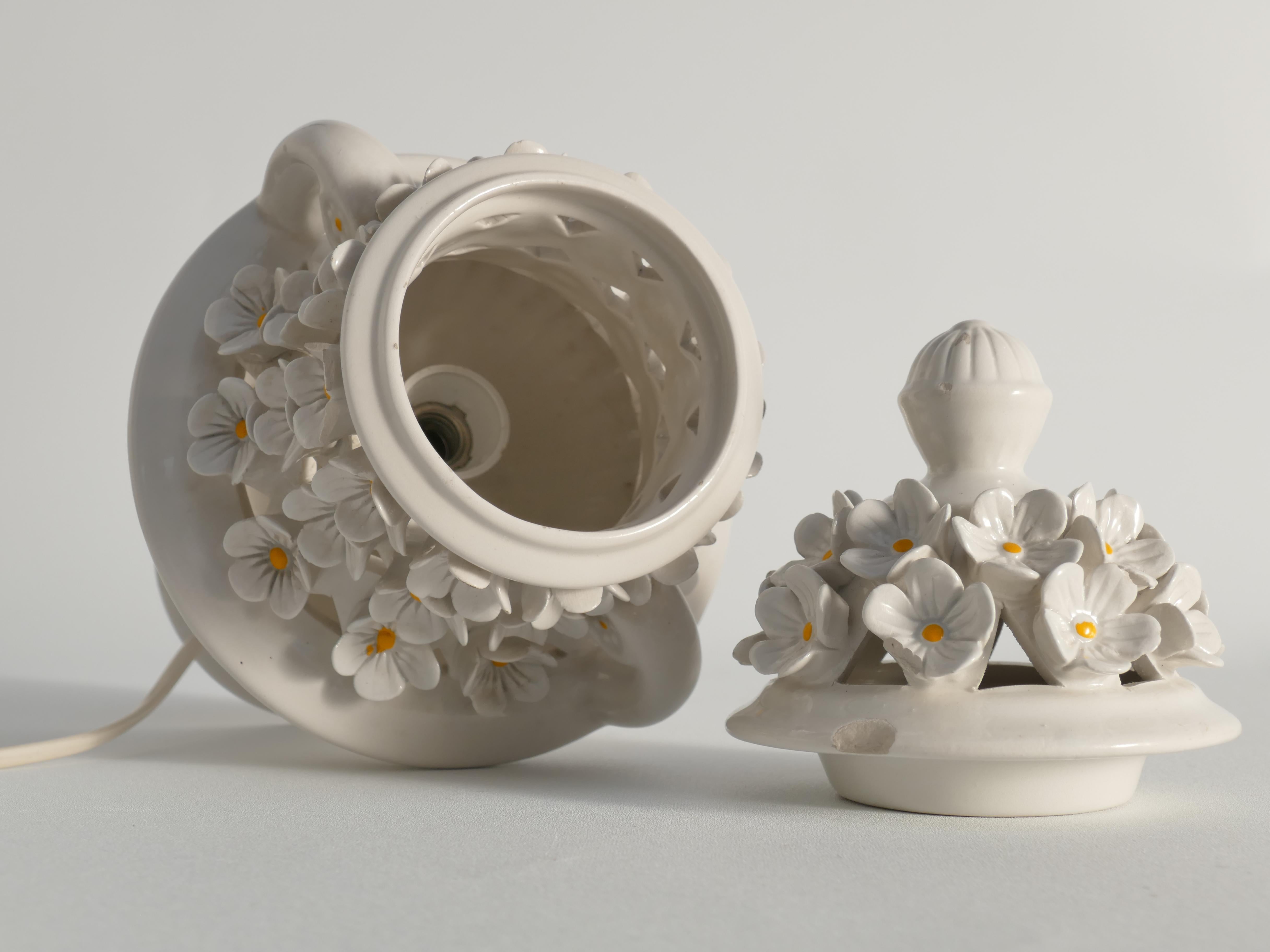 Lámpara de sobremesa de cerámica blanca con motivo floral, Italia Años 60 en venta 9