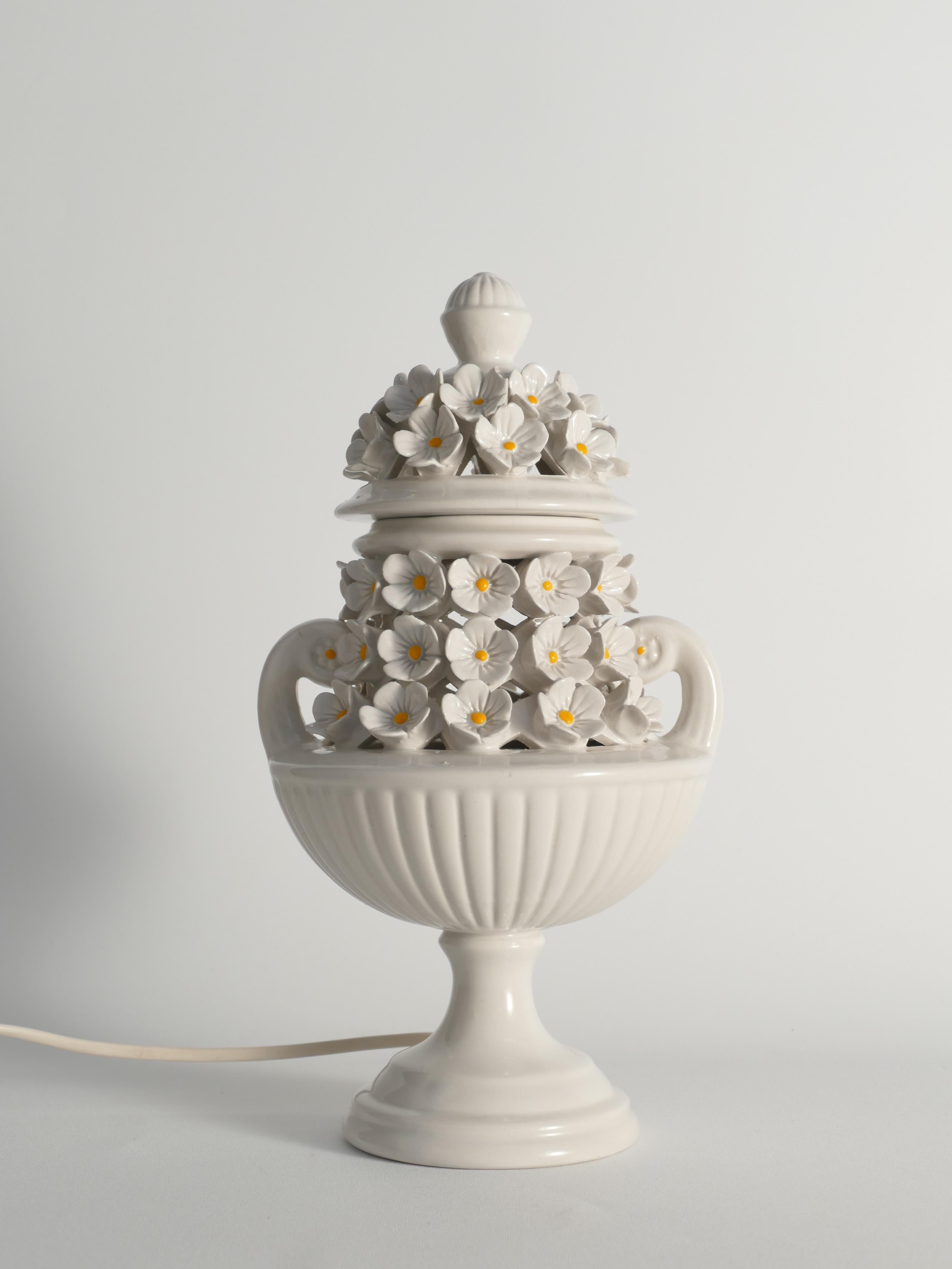 Lámpara de sobremesa urna de cerámica blanca con motivo floral hecha a mano, Italia, años 60
Estampado: 